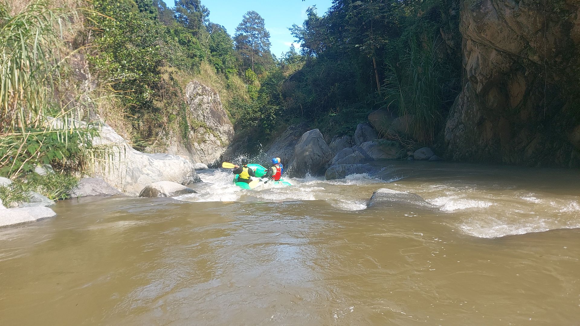 Kajak, Fluss Río Yaque, Abschnitt Las Guázaras - Jarabacoa die nächsten Abfälle kommen 