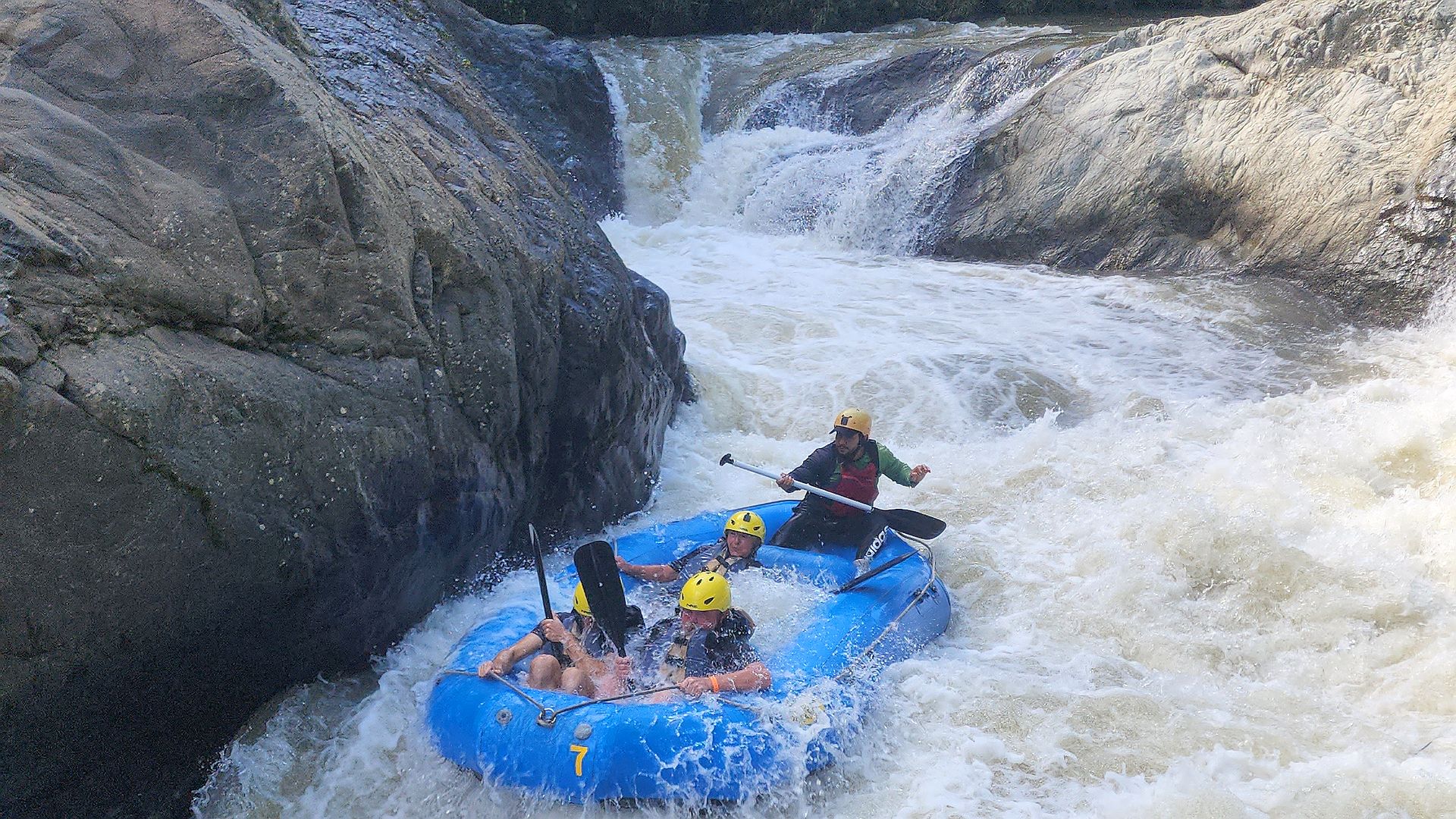 Kajak, Fluss Río Yaque, Abschnitt Las Guázaras - Jarabacoa die Badewanne ist voll 