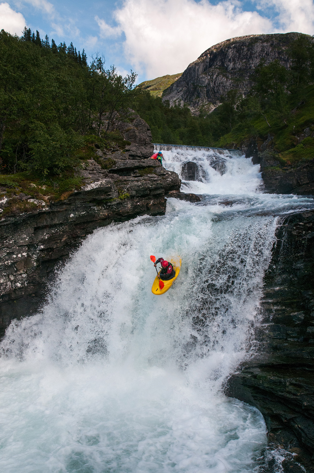 Kajak, Fluss Kleivelvi, Abschnitt Jugendherberge - Bahnunterführung Wasserfall am Einstieg bei NW 