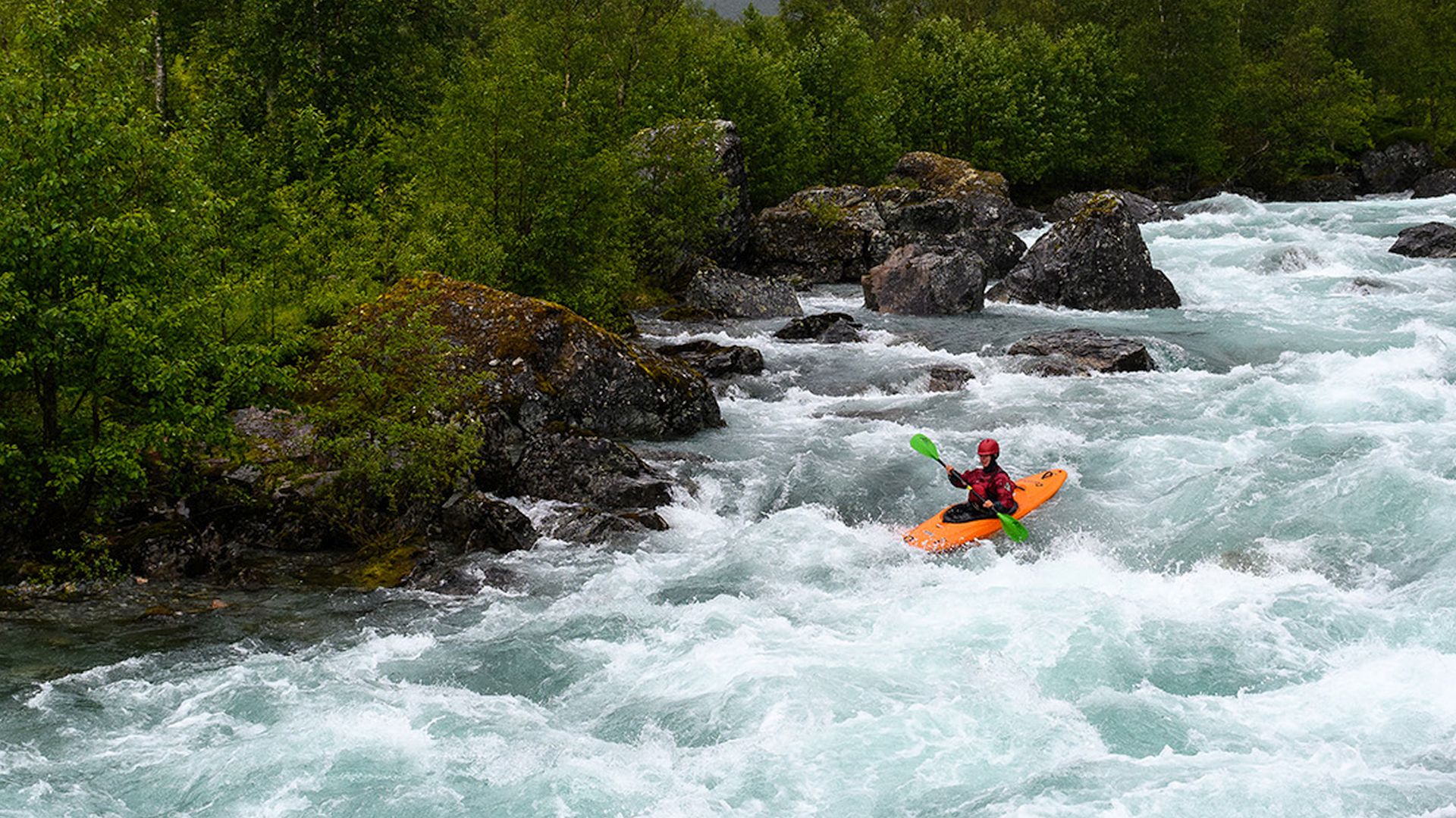 Kajak, Fluss Valldalselva, Abschnitt Nedstestølen - Grønning (Mittellauf) Katarakte zu Beginn 