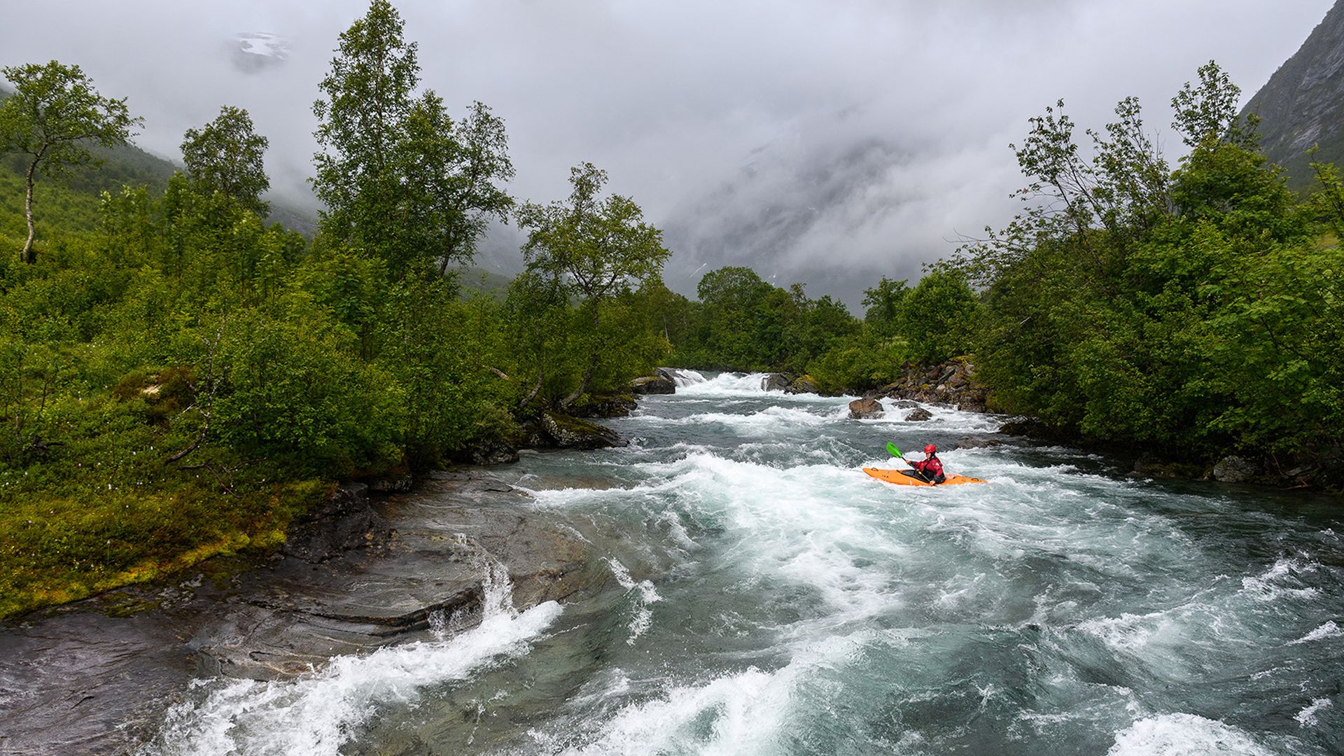 Kajak, Fluss Valldalselva, Abschnitt Nedstestølen - Grønning (Mittellauf) Beginn der Grundgesteinsrutschen 