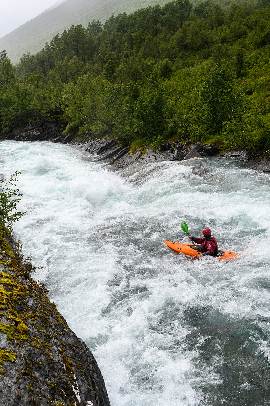 Kajak, Fluss Valldalselva, Abschnitt Nedstestølen - Grønning (Mittellauf) eine der sportlichsten Rutschen 