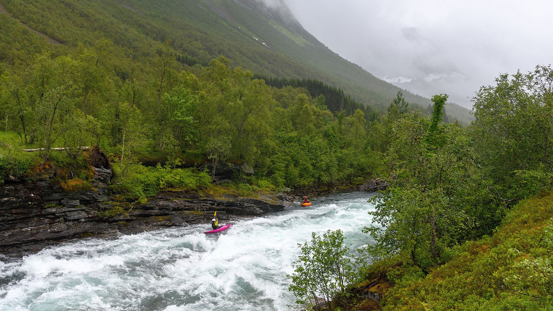 Kajak, Fluss Valldalselva, Abschnitt Nedstestølen - Grønning (Mittellauf) typisch lange flache Rutschen 