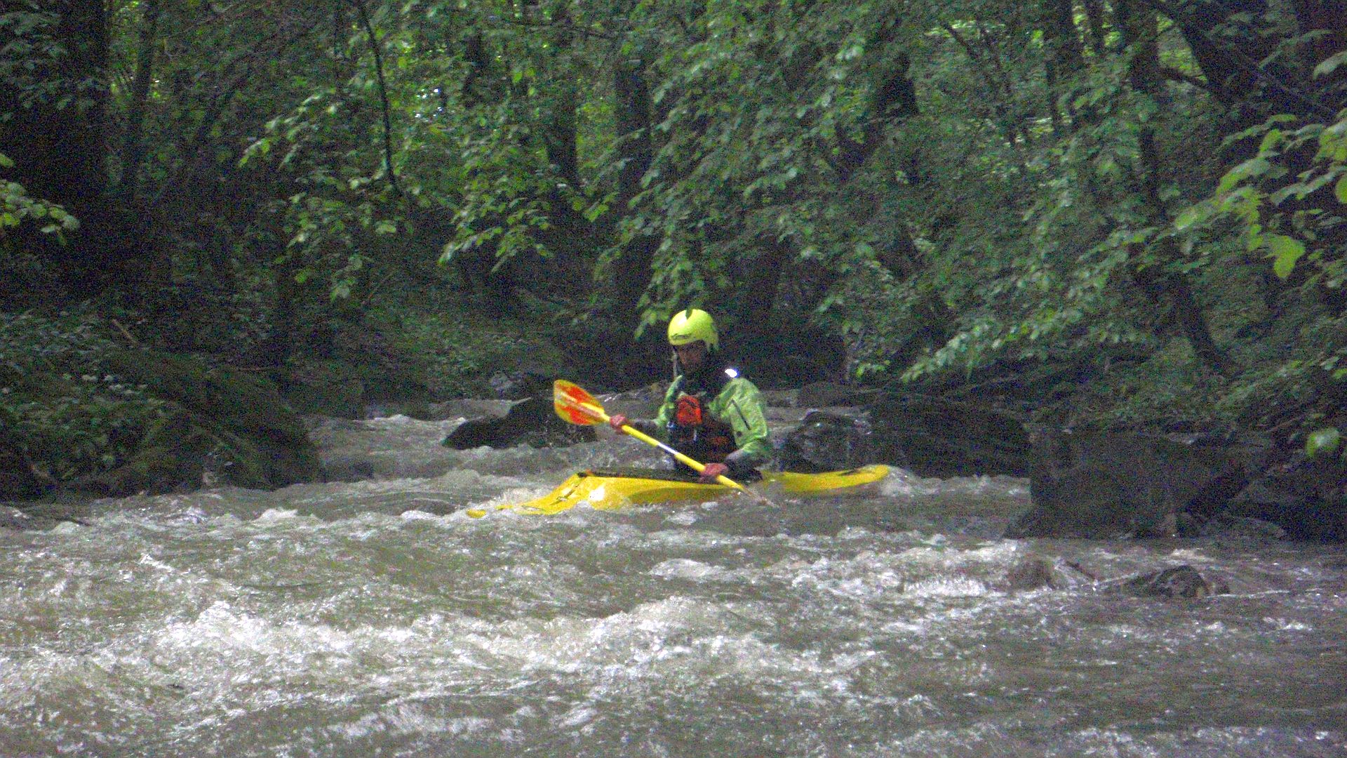 Kajak, Fluss Laabenbach, Abschnitt Glashütte - Neustift-Innermanzing verblockte Gefällestrecke 