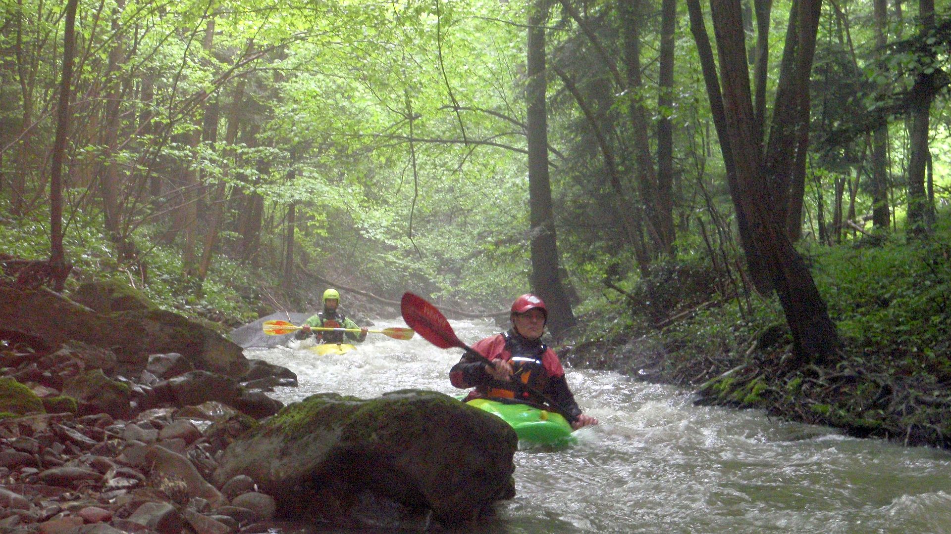 Kajak, Fluss Laabenbach, Abschnitt Glashütte - Neustift-Innermanzing in der Waldschlucht 