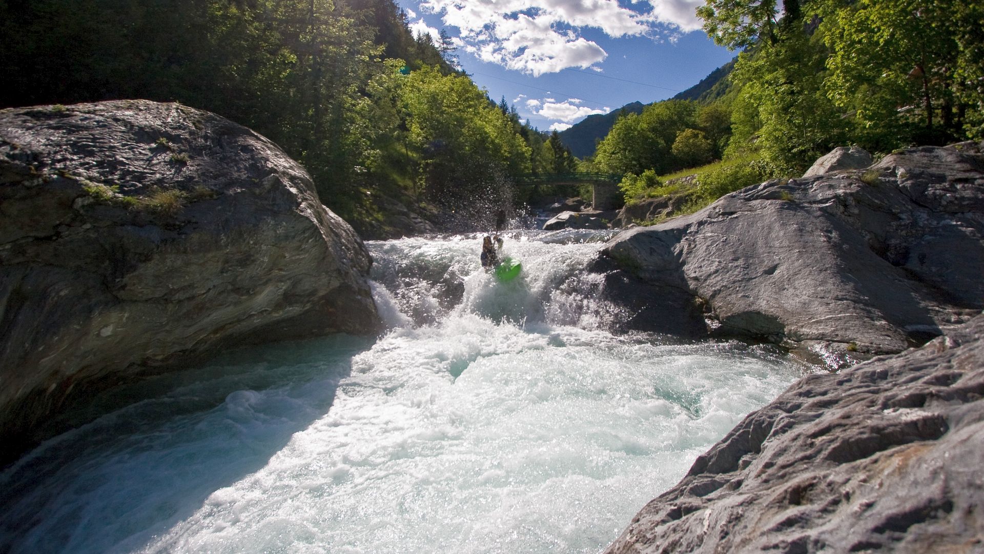 Kajak, Fluss Ayasse, Abschnitt Trambesere - La Chataigne (Obere Ayasse) eindrucksvolle Kulisse 🛶 Reiner G.