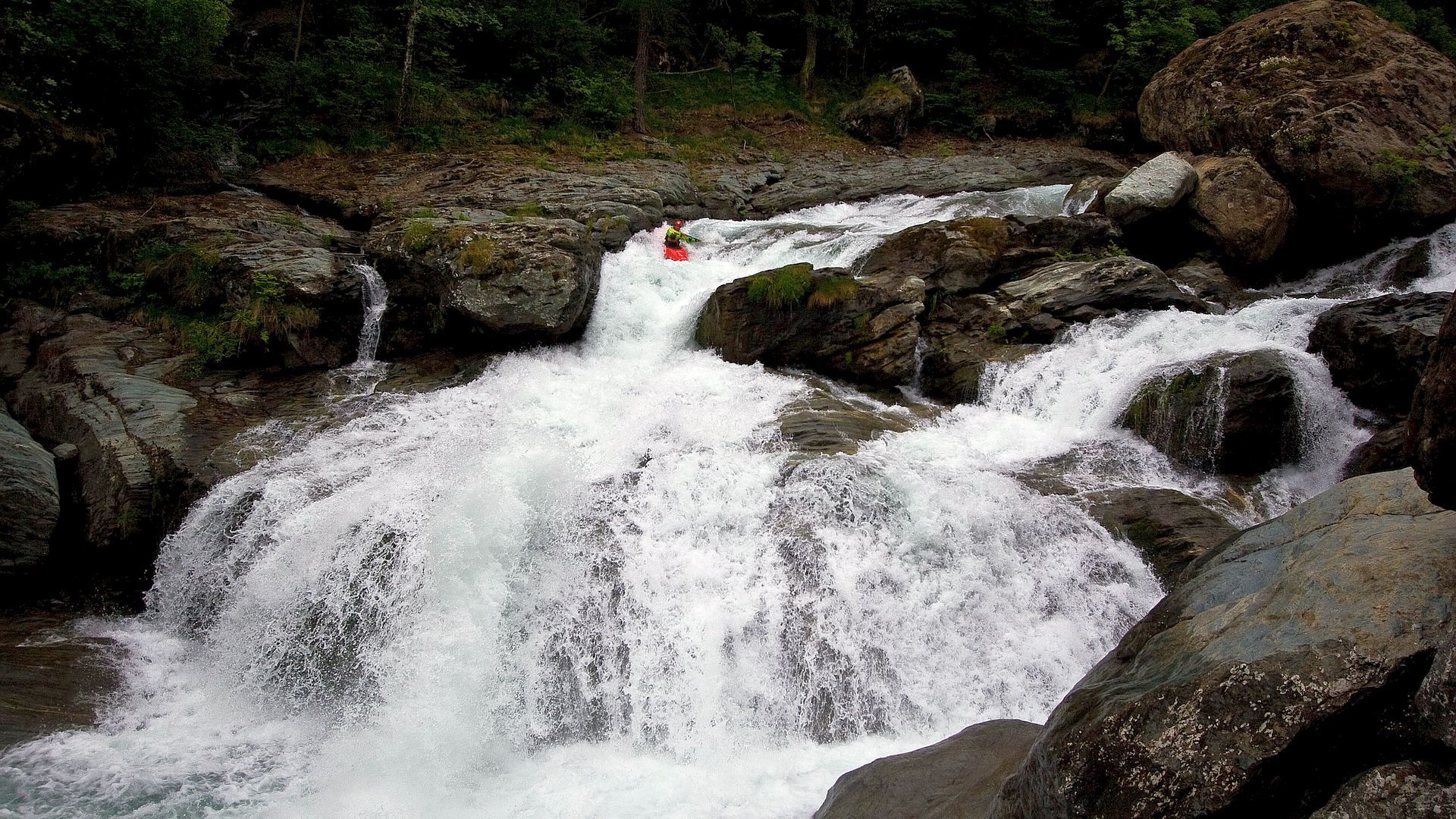 Kajak, Fluss Stura di Ala, Abschnitt Kraftwerk - Chiampermotto (Untere) die 15m hohe Rutschenkombination 🛶 Harald G.