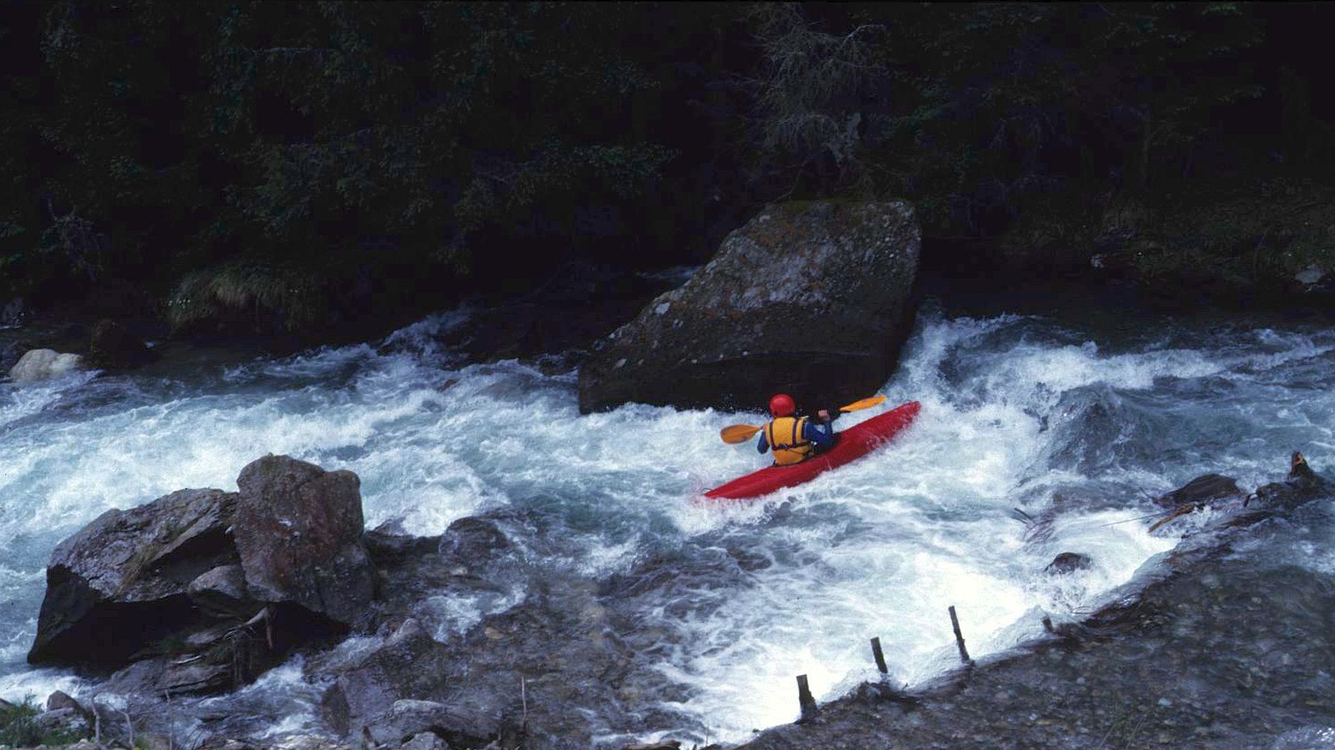 Kajak, Fluss Mühlwalder Bach, Abschnitt Kraftwerk - Mühlwalder See (Standardstrecke) zu Beginn 