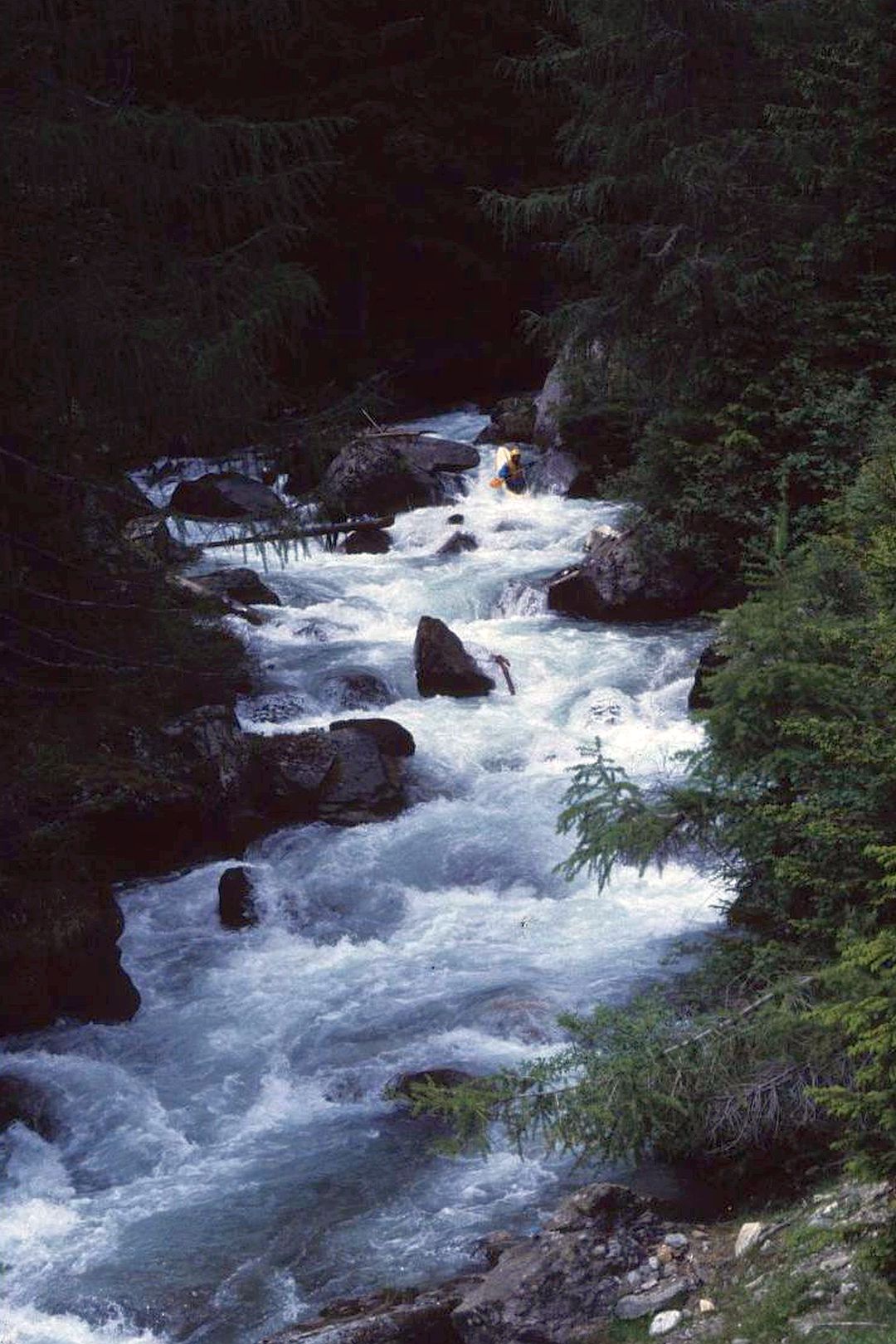 Kajak, Fluss Mühlwalder Bach, Abschnitt Kraftwerk - Mühlwalder See (Standardstrecke) unübersichtlich verblockt 🛶 Manfred D.