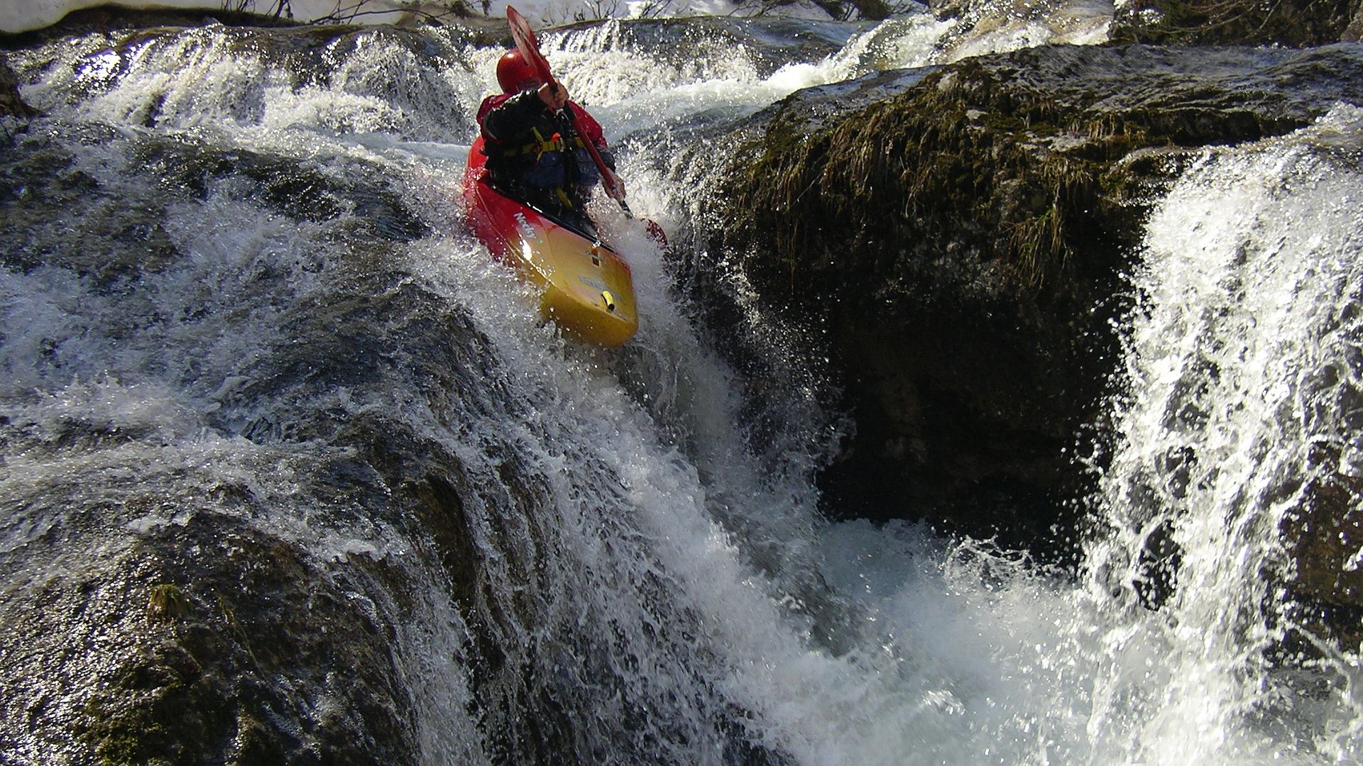 Kajak, Fluss Ötscherbach, Abschnitt Schleierfall - Erlaufboden (Ötschergräben) einer der ersten höheren Hupfer 🛶 Peter F.