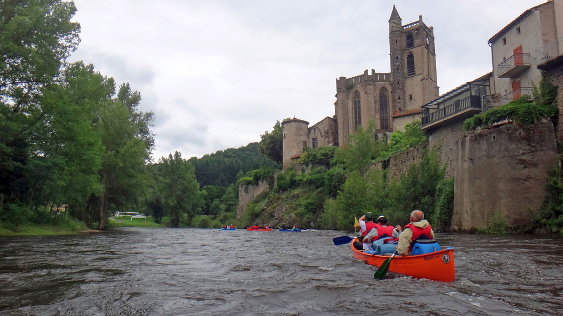 Kajak, Fluss Allier, Abschnitt Langeac - Lavoûte-Chilhac Église Sainte-Croix in Lavoûte-Chilhac 