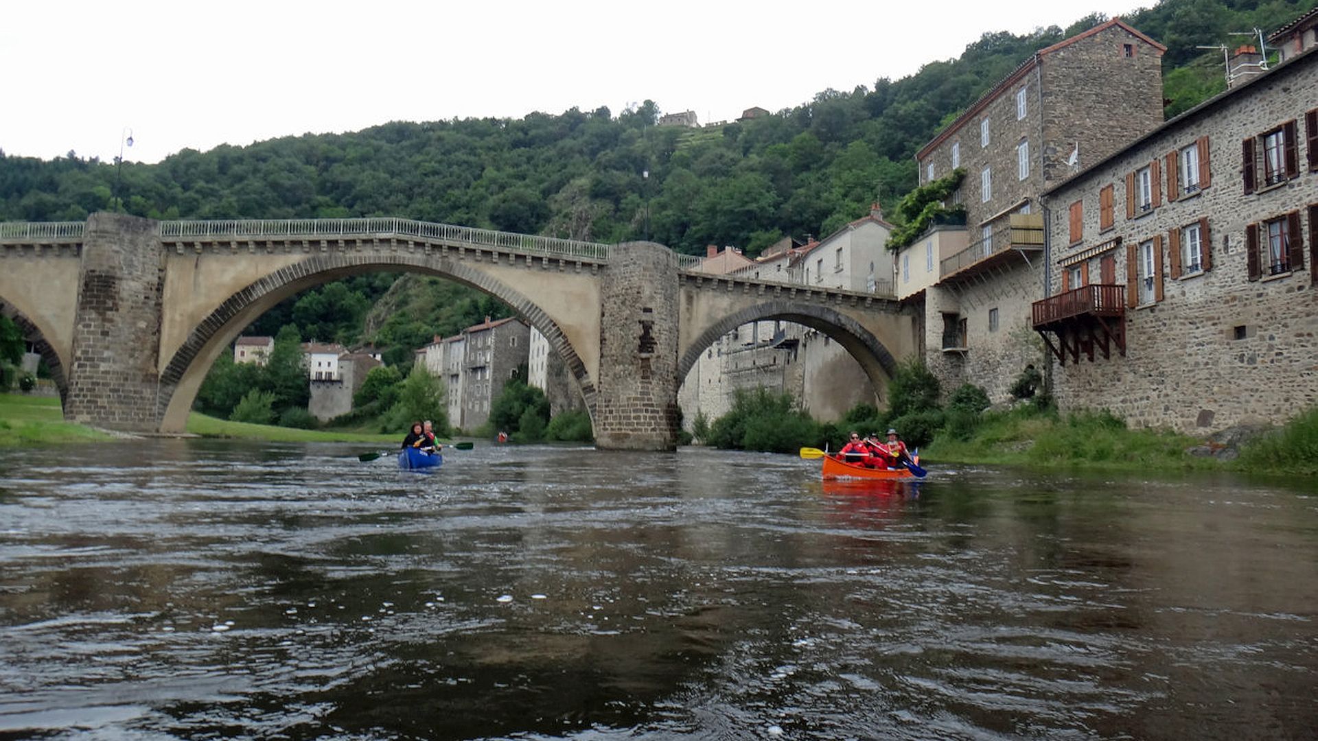 Kajak, Fluss Allier, Abschnitt Langeac - Lavoûte-Chilhac mittelalterliche Brücke in Lavoûte-Chilhac 