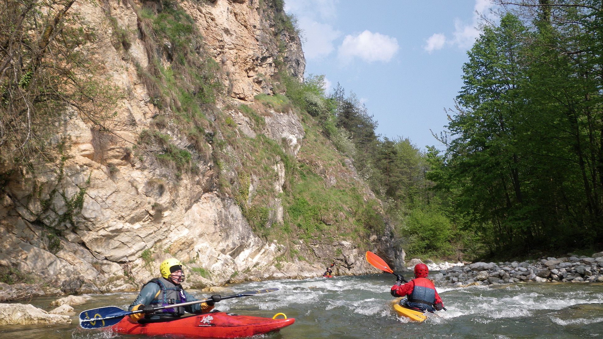 Kajak, Fluss Maira, Abschnitt Macra - San Damiano hohe Felswände 