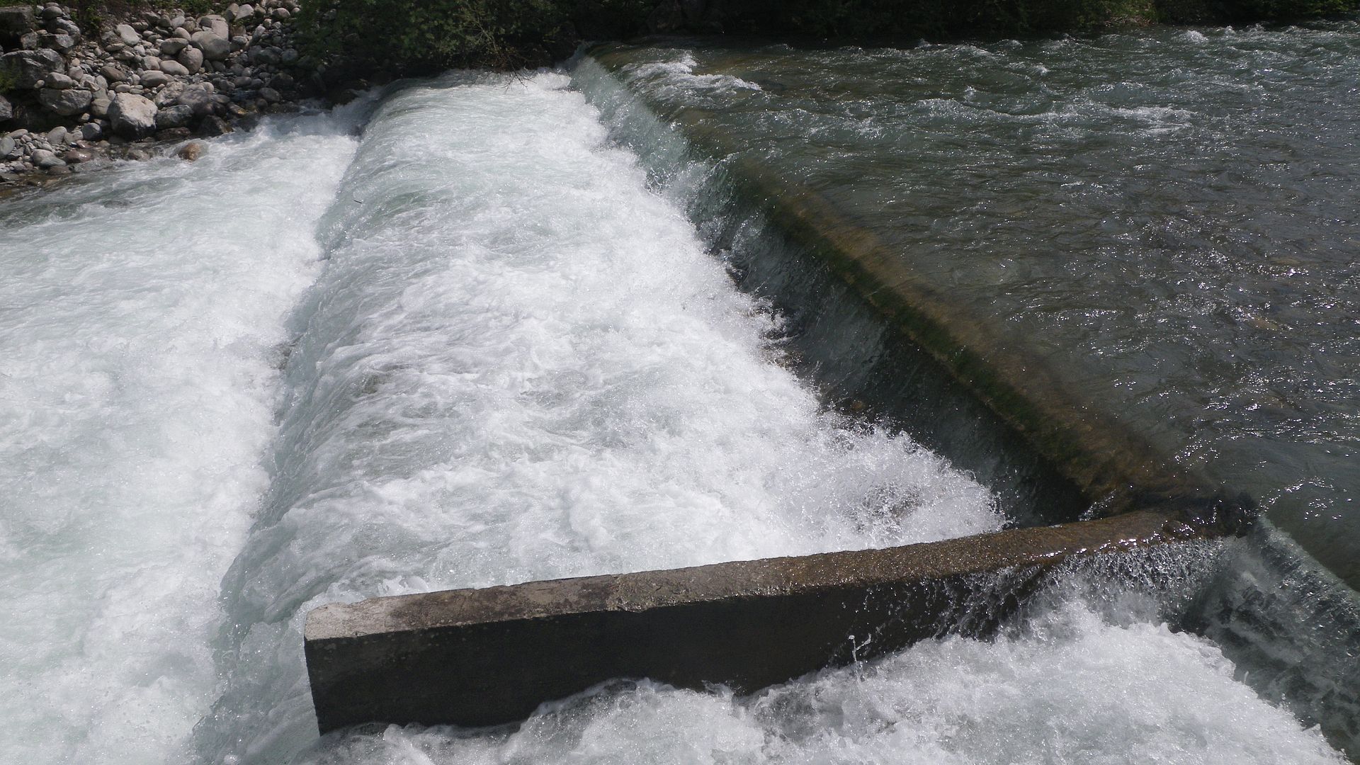 Kajak, Fluss Vermenagna, Abschnitt Vernante - Robilante das 2. Wehr vor der Eisenbahnbrücke 