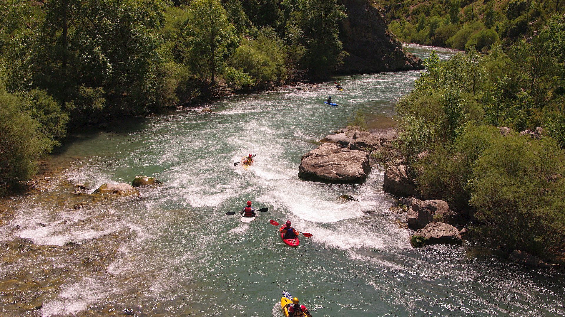 Kajak, Fluss Ésera, Abschnitt Campo - Besians (Pyramiden) flotte Schwallstrecken 