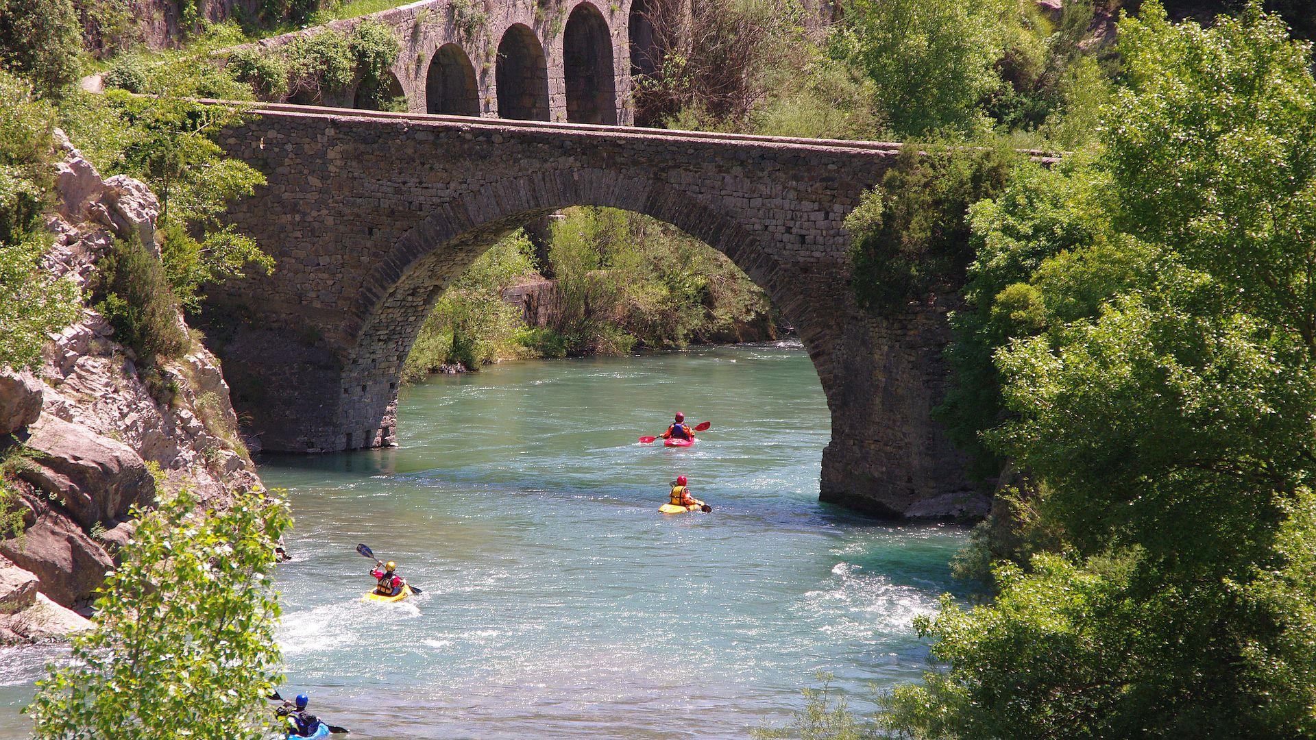 Kajak, Fluss Ésera, Abschnitt Campo - Besians (Pyramiden) alte Brücke 