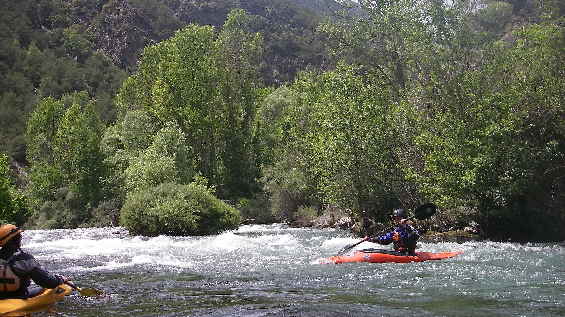 Kajak, Fluss Noguera Pallaresa, Abschnitt Escaló - Llavorsi (Obere Strecke) eine der spannenderen Stellen 