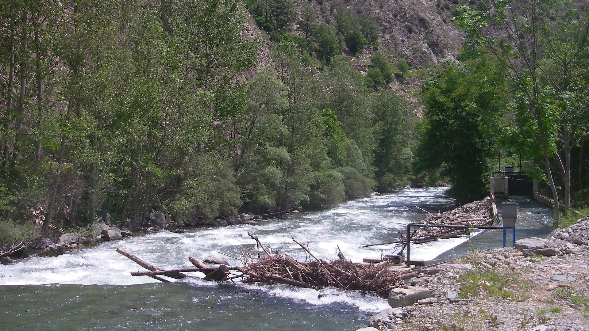 Kajak, Fluss Noguera Pallaresa, Abschnitt Escaló - Llavorsi (Obere Strecke) Wehr kurz nach dem Ausstieg 