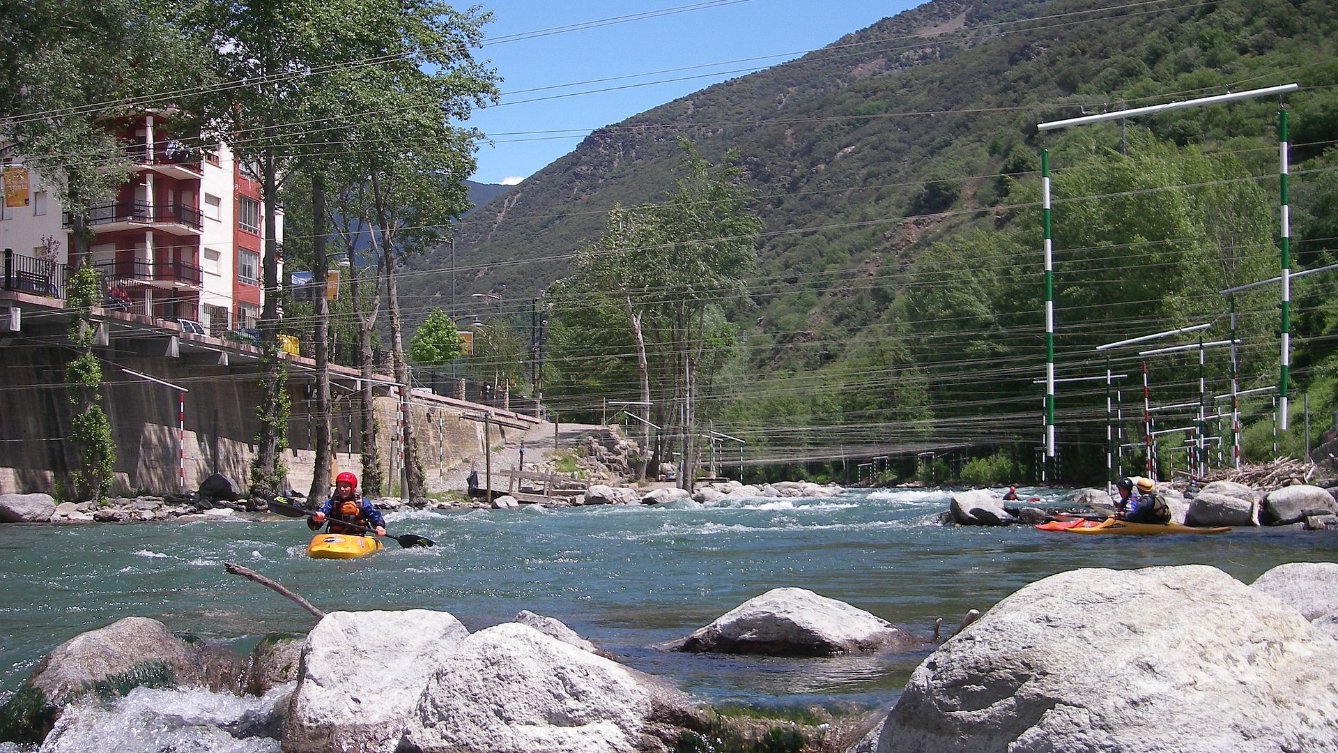 Kajak, Fluss Noguera Pallaresa, Abschnitt Sort - Schluchtende (El Collegats) Slalomstrecke in Sort 