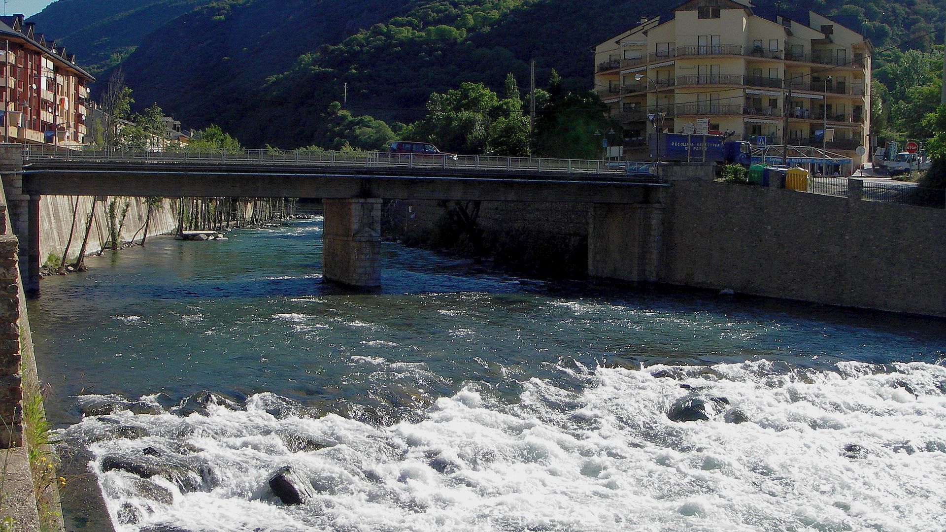 Kajak, Fluss Noguera Pallaresa, Abschnitt Sort - Schluchtende (El Collegats) grobe Rampe in Sort 