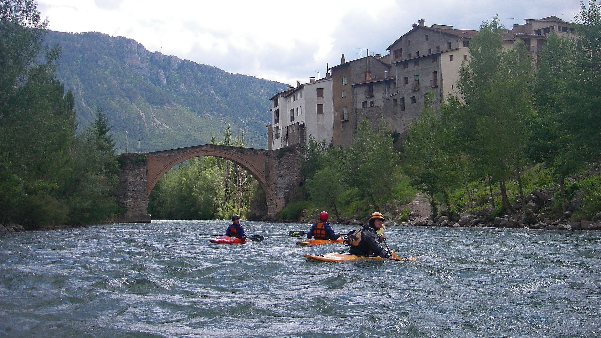Kajak, Fluss Noguera Pallaresa, Abschnitt Sort - Schluchtende (El Collegats) alte Brücke in Gerri de la Sal 