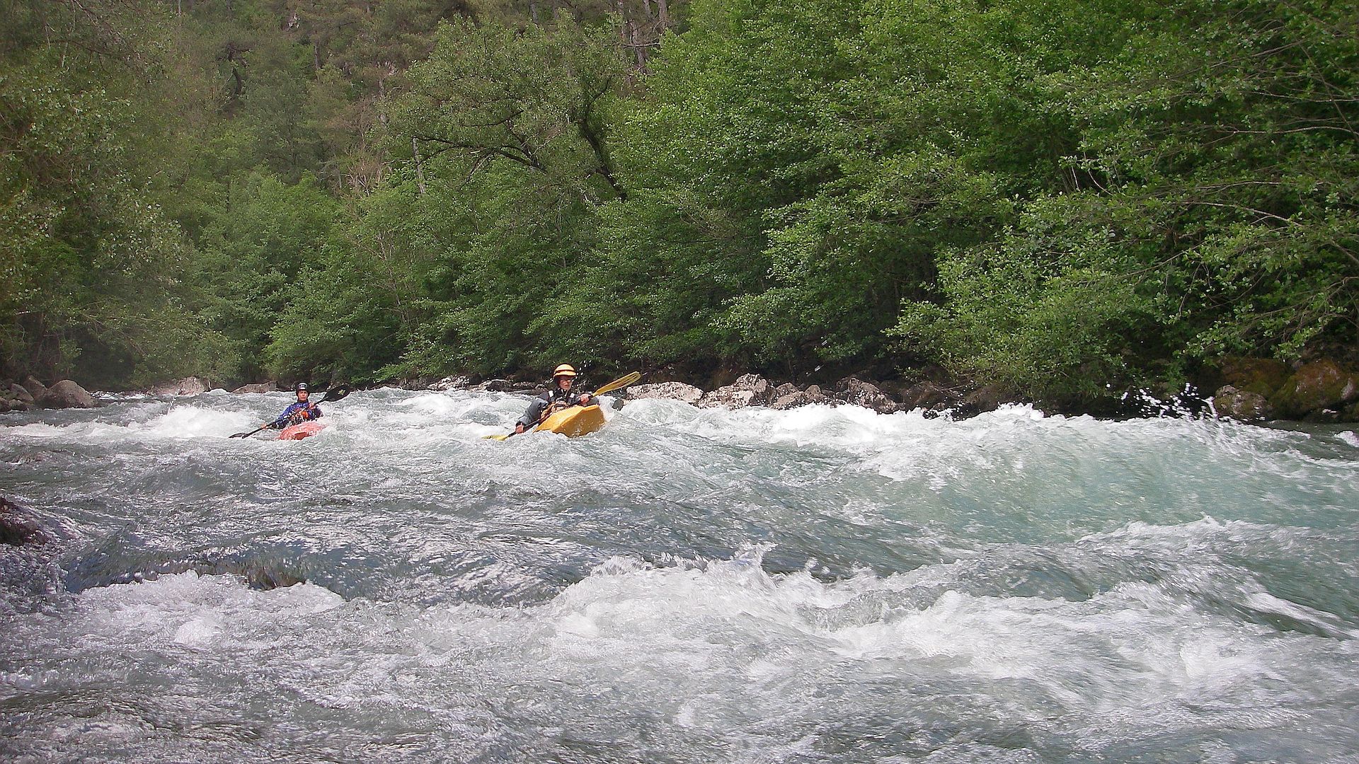Kajak, Fluss Noguera Pallaresa, Abschnitt Sort - Schluchtende (El Collegats) stetes Gefälle 