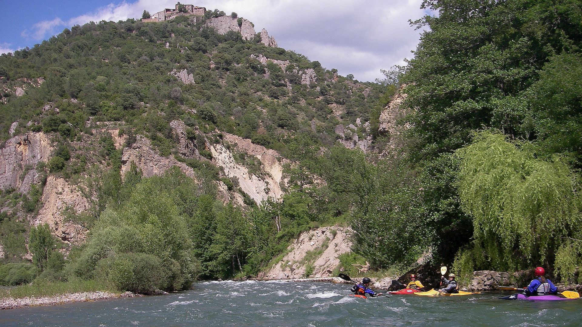 Kajak, Fluss Noguera Pallaresa, Abschnitt Sort - Schluchtende (El Collegats) Blick auf das Klettergebiet Bresca 