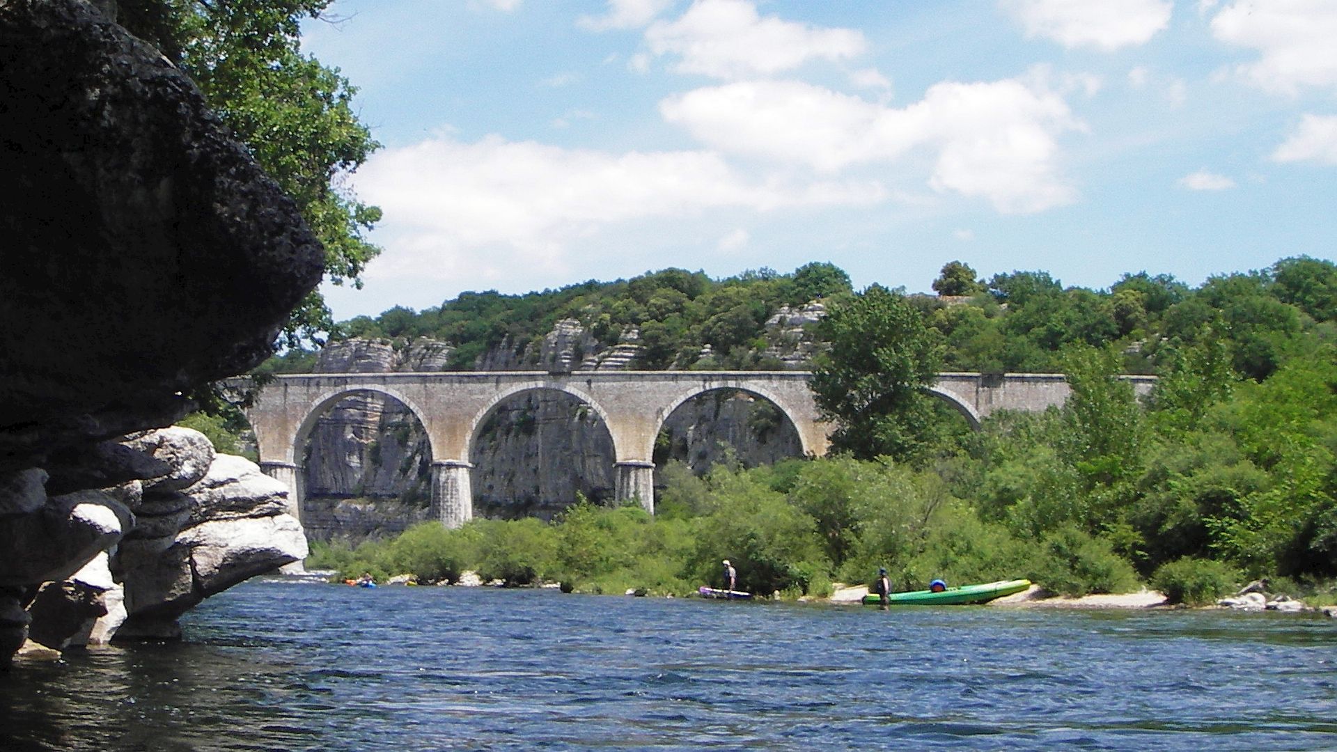 Kajak, Fluss Ardèche, Abschnitt Vogüé - Balazuc alte Eisenbahnbrücke bei Vogüé 