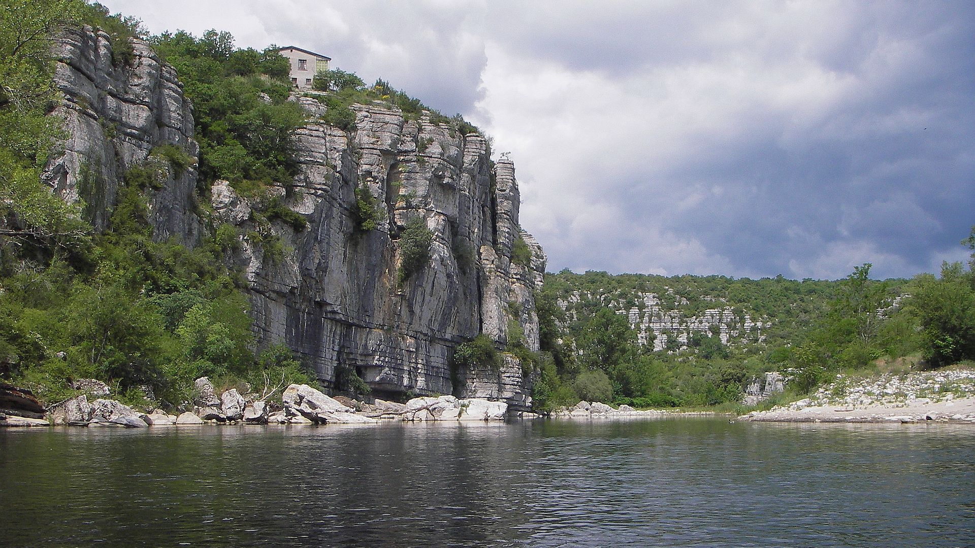Kajak, Fluss Ardèche, Abschnitt Vogüé - Balazuc eindrucksvolle Felsformationen 