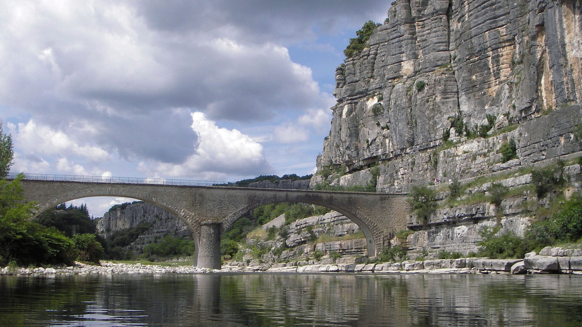 Kajak, Fluss Ardèche, Abschnitt Vogüé - Balazuc Ausstieg bei der Brücke in Balazuc 