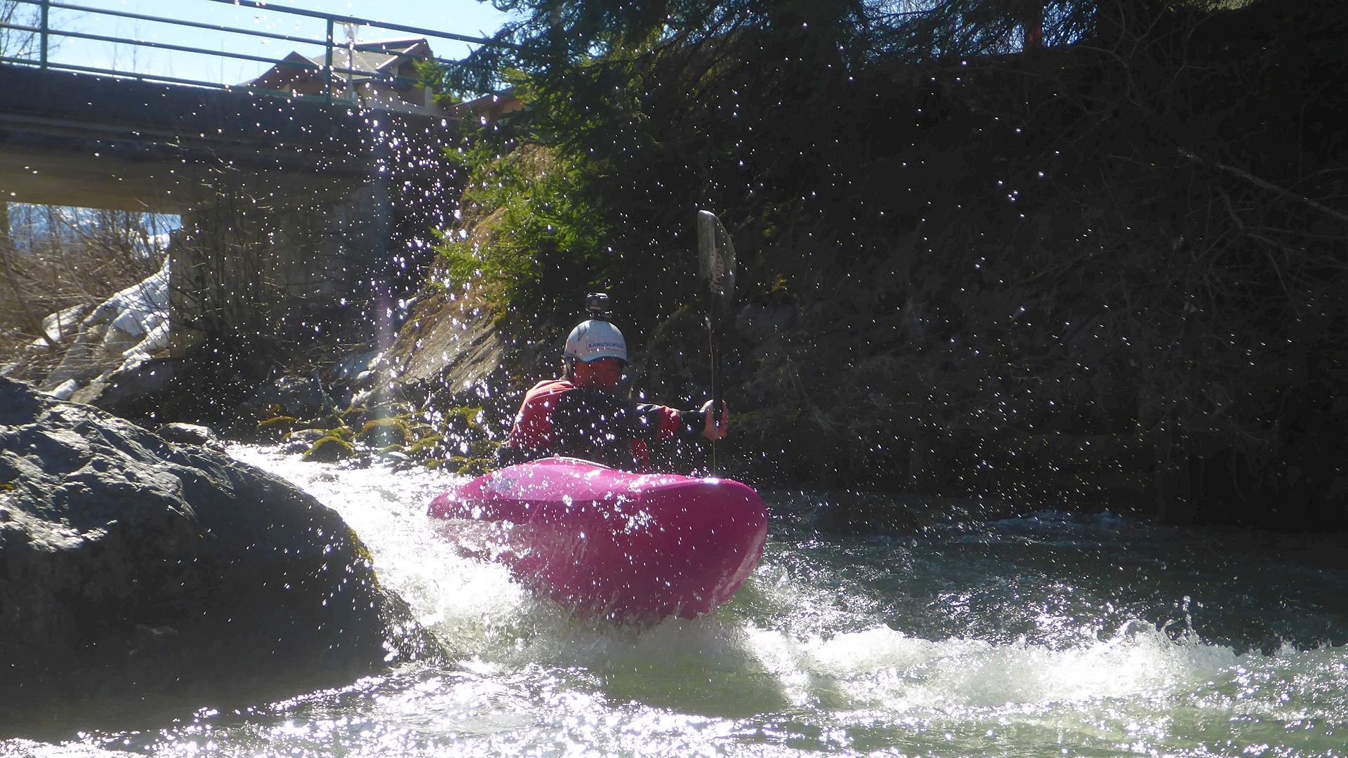 Kajak, Fluss Fieberbrunner Ache, Abschnitt GH Eiserne Hand - St. Johann Startboof gleich zu Beginn 🛶 Franz P.