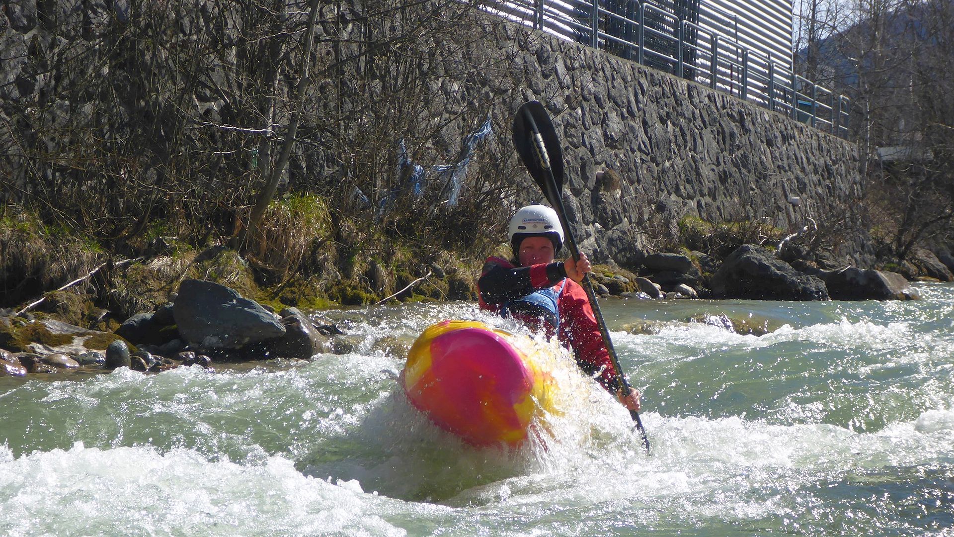 Kajak, Fluss Fieberbrunner Ache, Abschnitt GH Eiserne Hand - St. Johann flotte Strömung 🛶 Angela E.