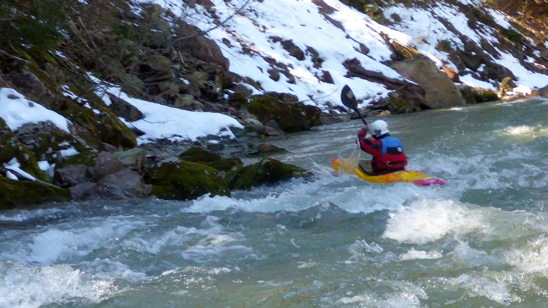 Kajak, Fluss Fieberbrunner Ache, Abschnitt GH Eiserne Hand - St. Johann winterlich im April 🛶 Angela E.