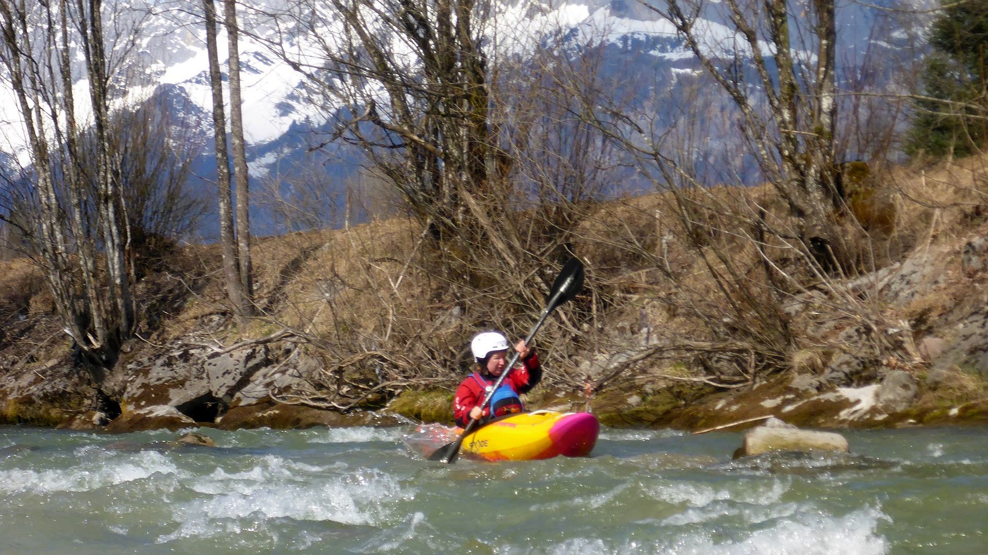 Kajak, Fluss Fieberbrunner Ache, Abschnitt GH Eiserne Hand - St. Johann im Hintergrund der Wilde Kaiser 🛶 Angela E.
