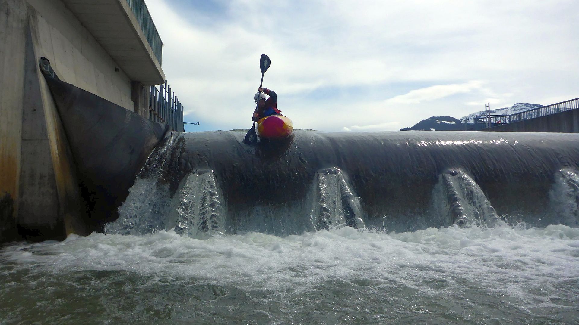 Kajak, Fluss Fieberbrunner Ache, Abschnitt GH Eiserne Hand - St. Johann Schlauchwehr in St. Johann 🛶 Angela E.