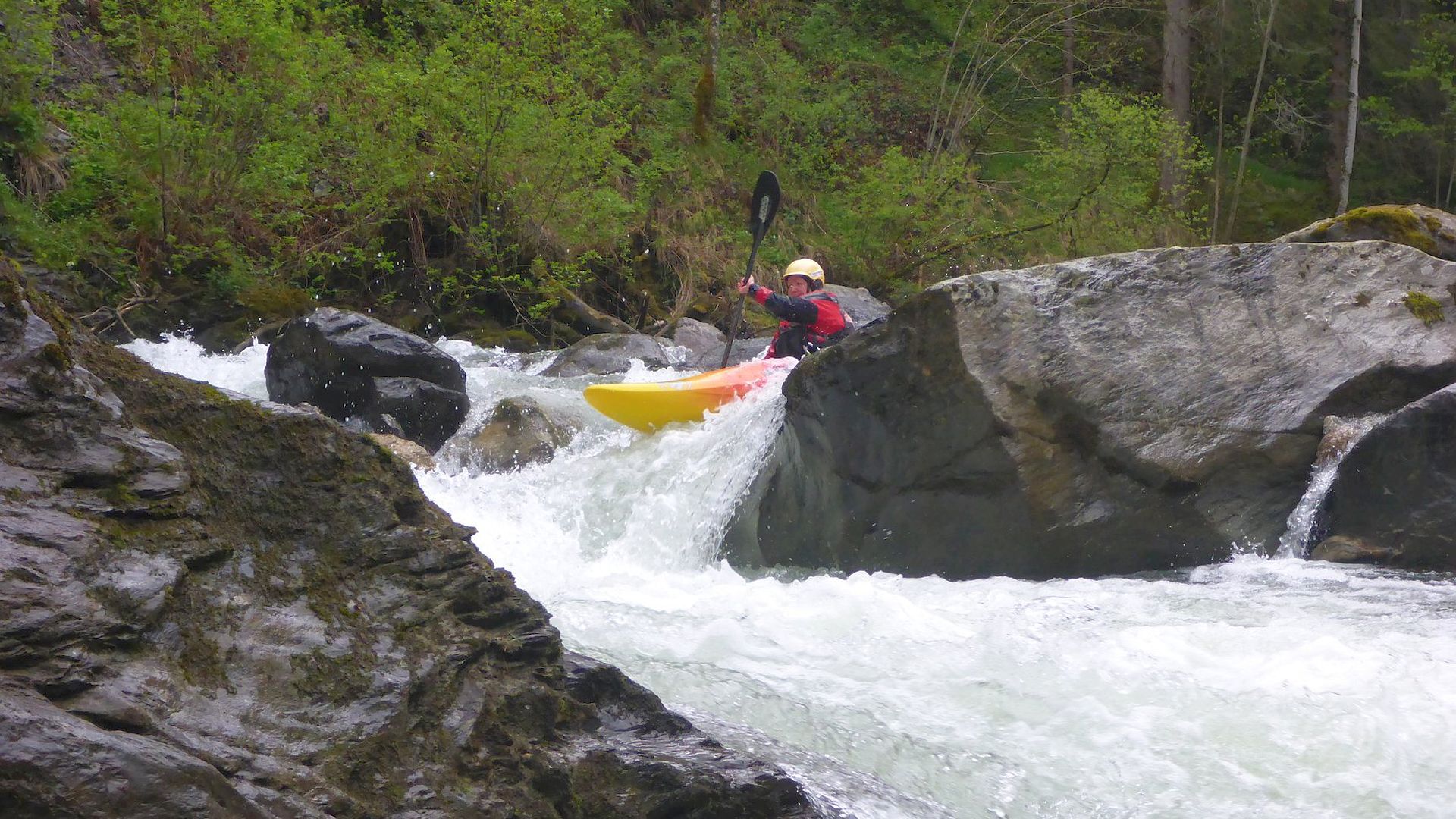 🛶 Angela E. (© Franz P. 3.5.20) Kajak, Fluss Kelchsauer Ache, Abschnitt Mauthaus - Campingplatz (Standardstrecke) Straßen-S 🛶 Angela E.
