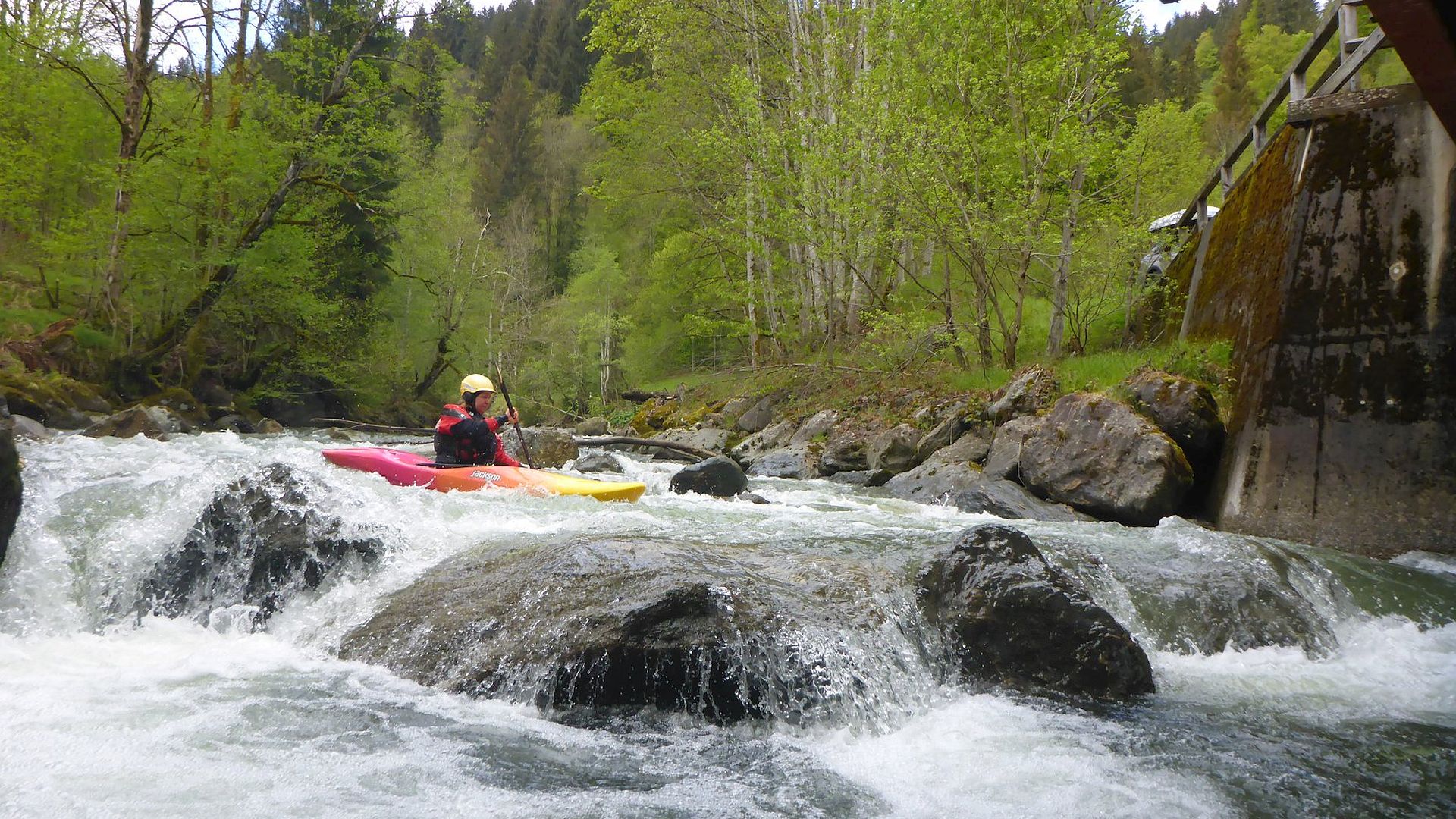 🛶 Angela E. (© Franz P. 3.5.20) Kajak, Fluss Kelchsauer Ache, Abschnitt Mauthaus - Campingplatz (Standardstrecke) Blockwurf unter der Brücke 🛶 Angela E.