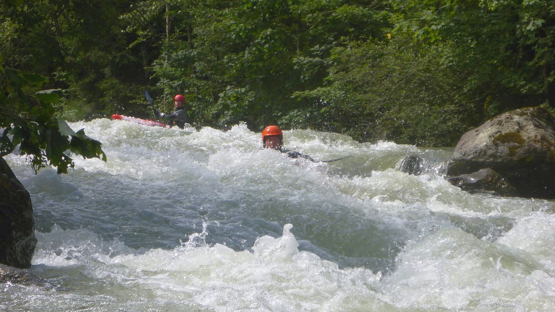 Kajak, Fluss Kelchsauer Ache, Abschnitt Langer Grund - Mauthaus unerwartetet wuchtig bei Pegel 75cm 