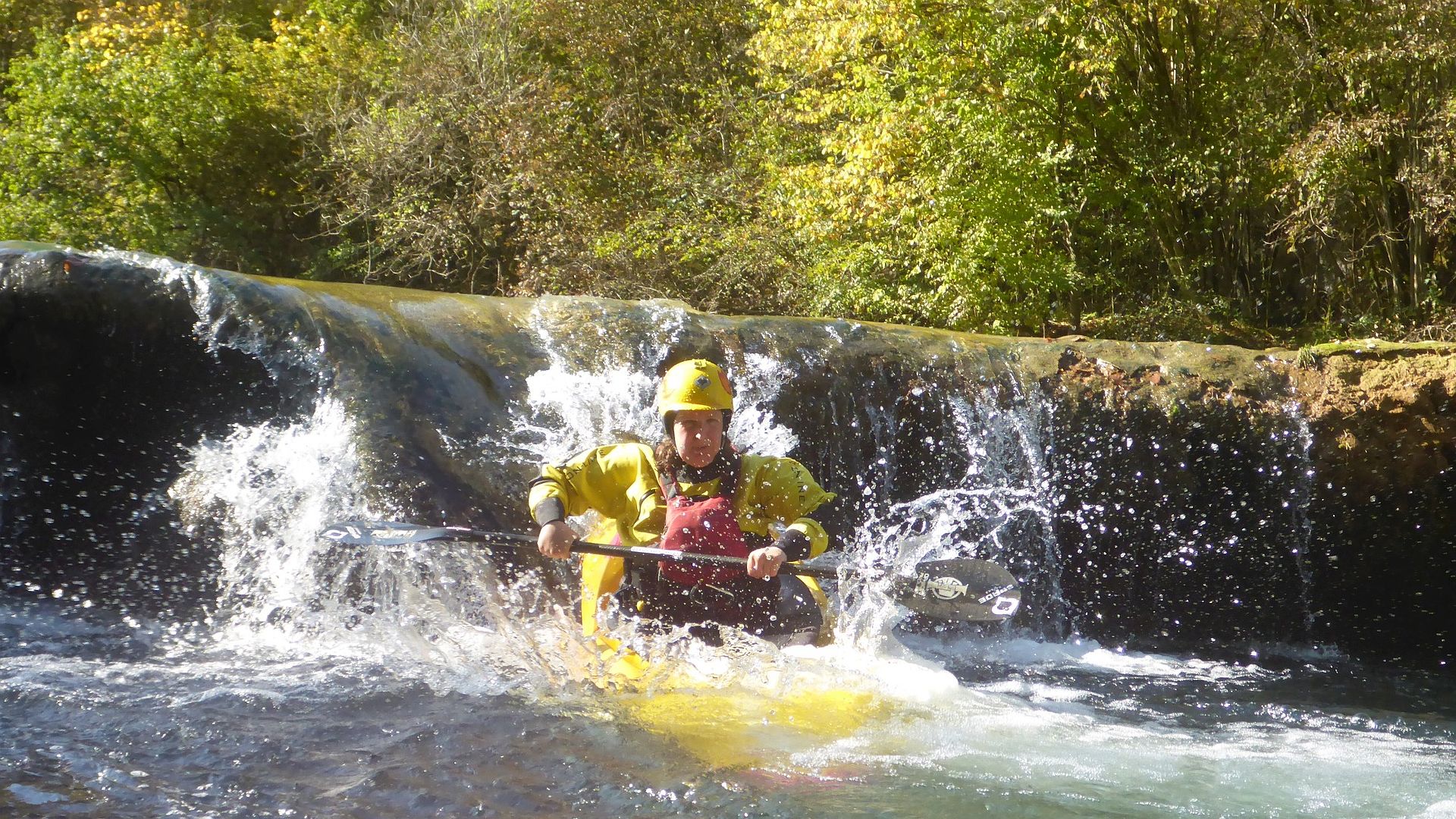 Kajak, Fluss Mrežnica, Abschnitt Rončevići - Tržić Tounjski (Waldschlucht) schöne Rutsche 🛶 Angela E.