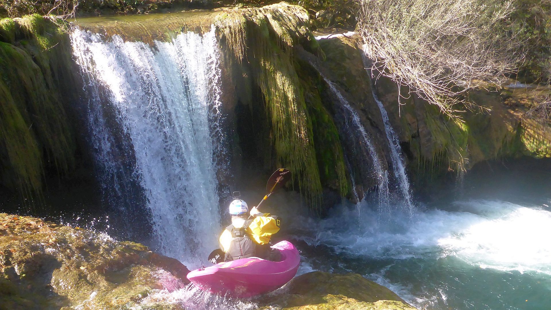 Kajak, Fluss Mrežnica, Abschnitt Rončevići - Tržić Tounjski (Waldschlucht) Umfahrung der hohen Stufe 🛶 Angela E.