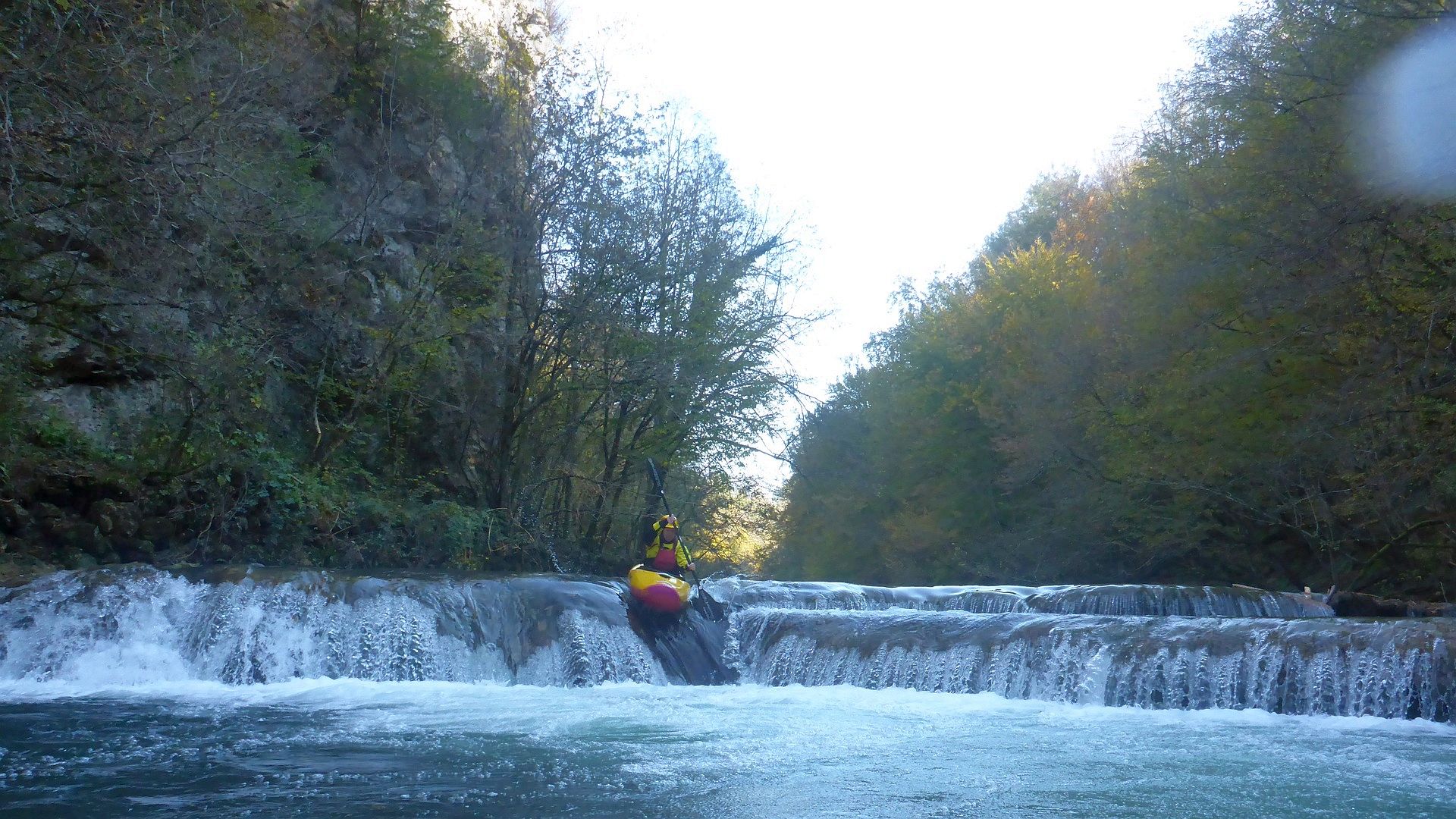 Kajak, Fluss Mrežnica, Abschnitt Rončevići - Tržić Tounjski (Waldschlucht) Stufen und Rutschen 🛶 Angela E.
