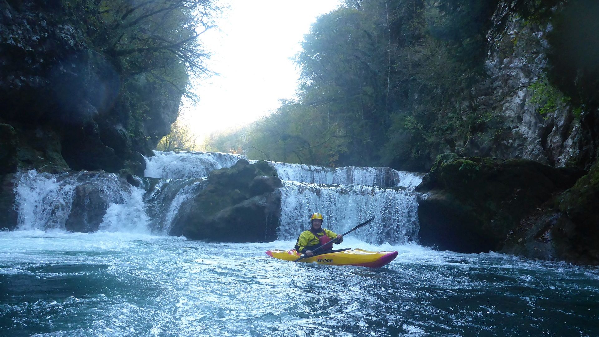 Kajak, Fluss Mrežnica, Abschnitt Rončevići - Tržić Tounjski (Waldschlucht) hohe Doppelstufe im Spätherbst 🛶 Angela E.