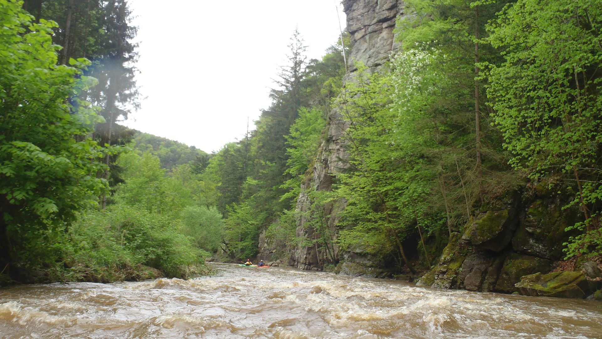 Kajak, Fluss Große Krems, Abschnitt Hohenstein - Imbach hohe Felswände 