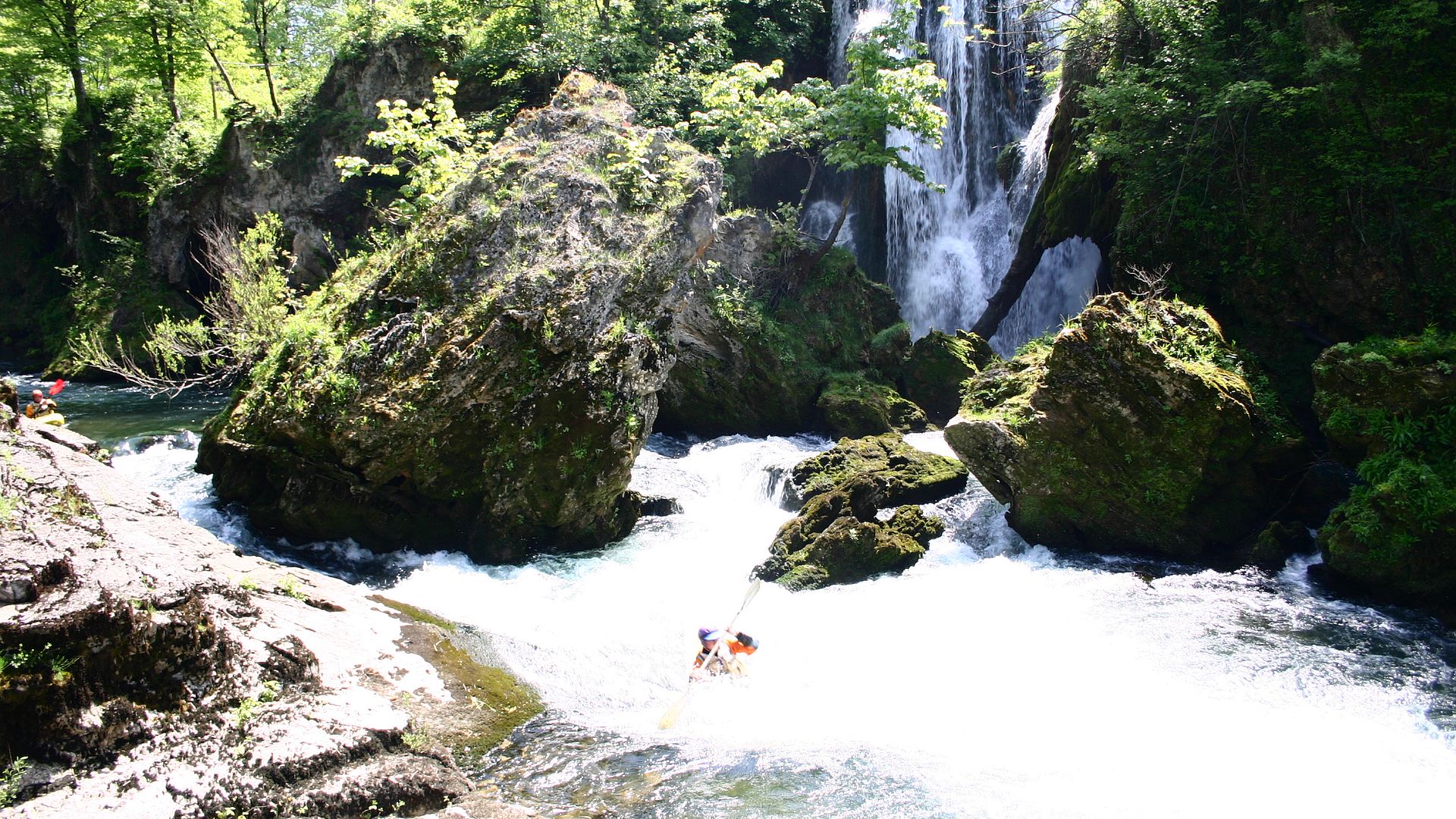 Kajak, Fluss Korana, Abschnitt Slunj - Veljun der hohe Felsblock in Flussmitte 🛶 Gerald F.
