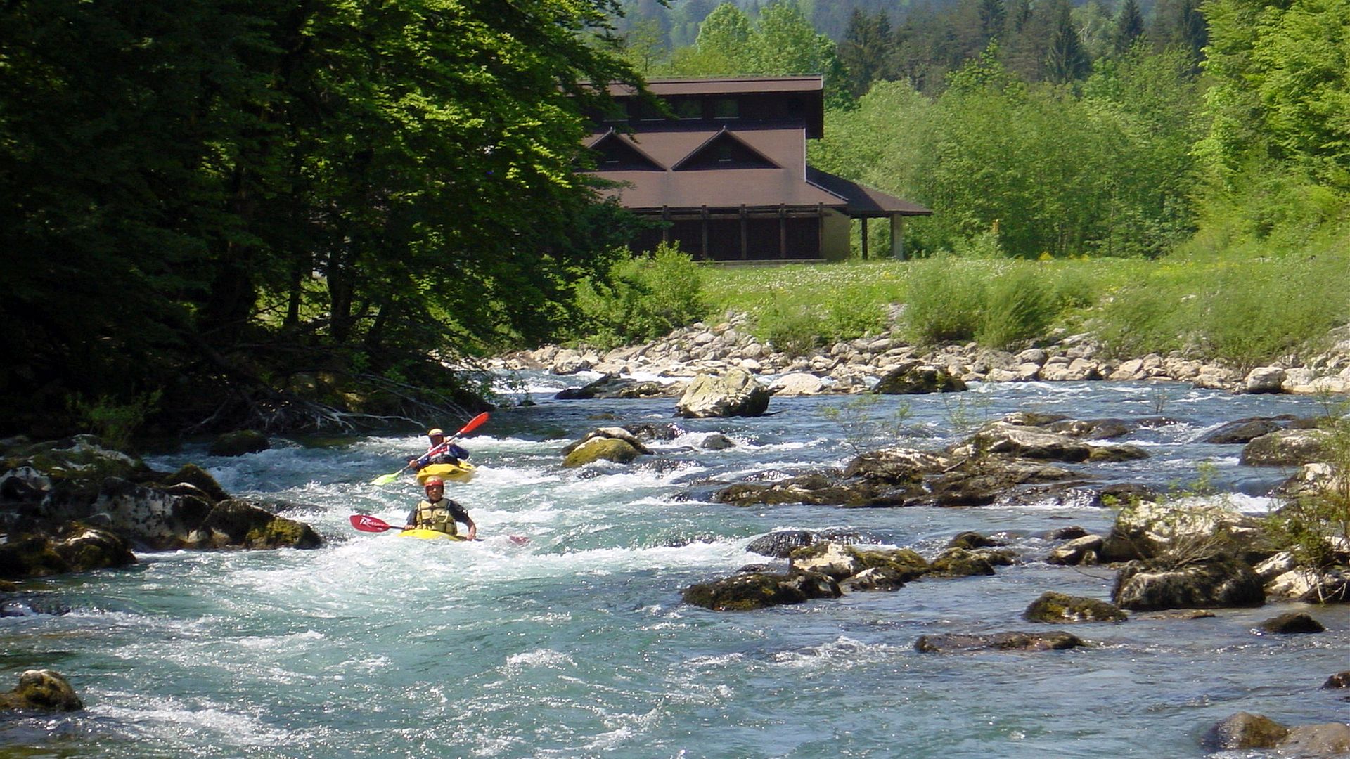 Kajak, Fluss Kupa, Abschnitt Osilnica - Brod na Kupi die etwas verblockte Strecke von unten 🛶 Heinz D., Helmut L.