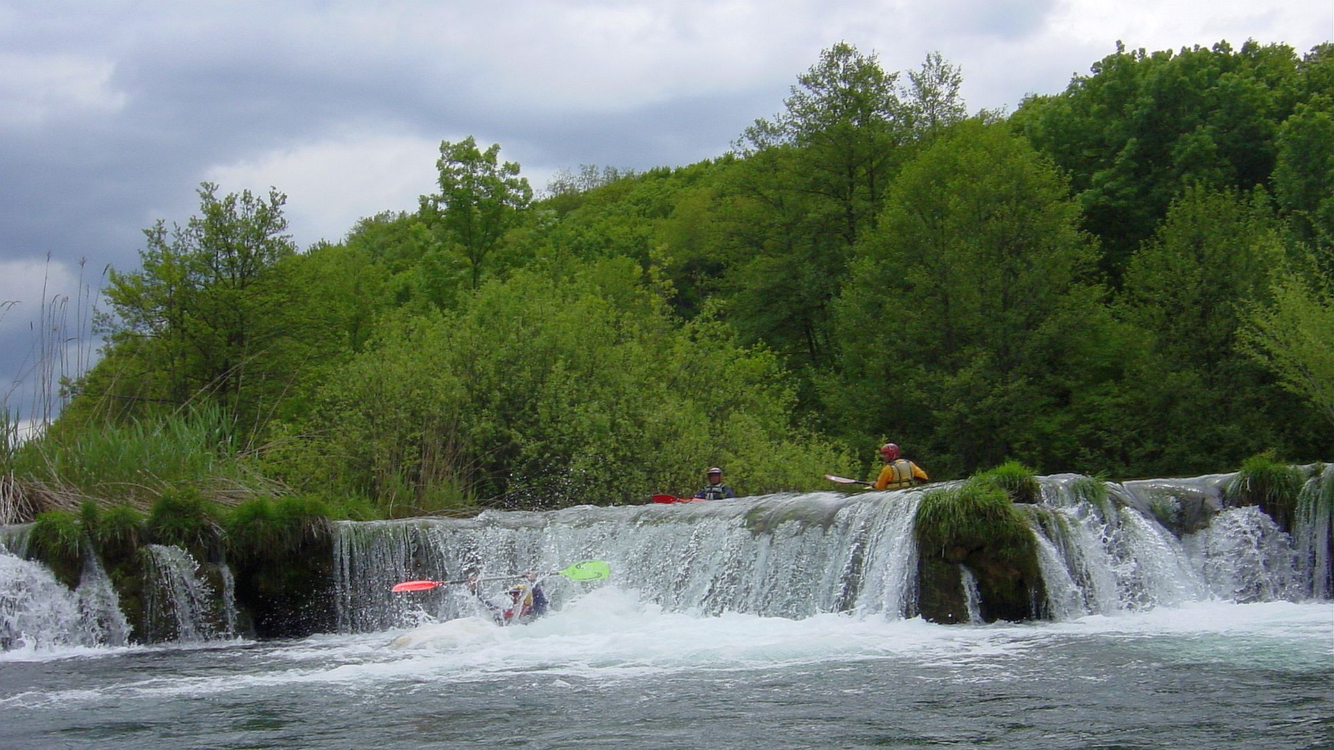 Kajak, Fluss Mrežnica, Abschnitt Tržić Tounjski - Generalski Stol (Standardstrecke) mit Schwung runter 🛶 Helmut L., Gerhard L., Heinz D.