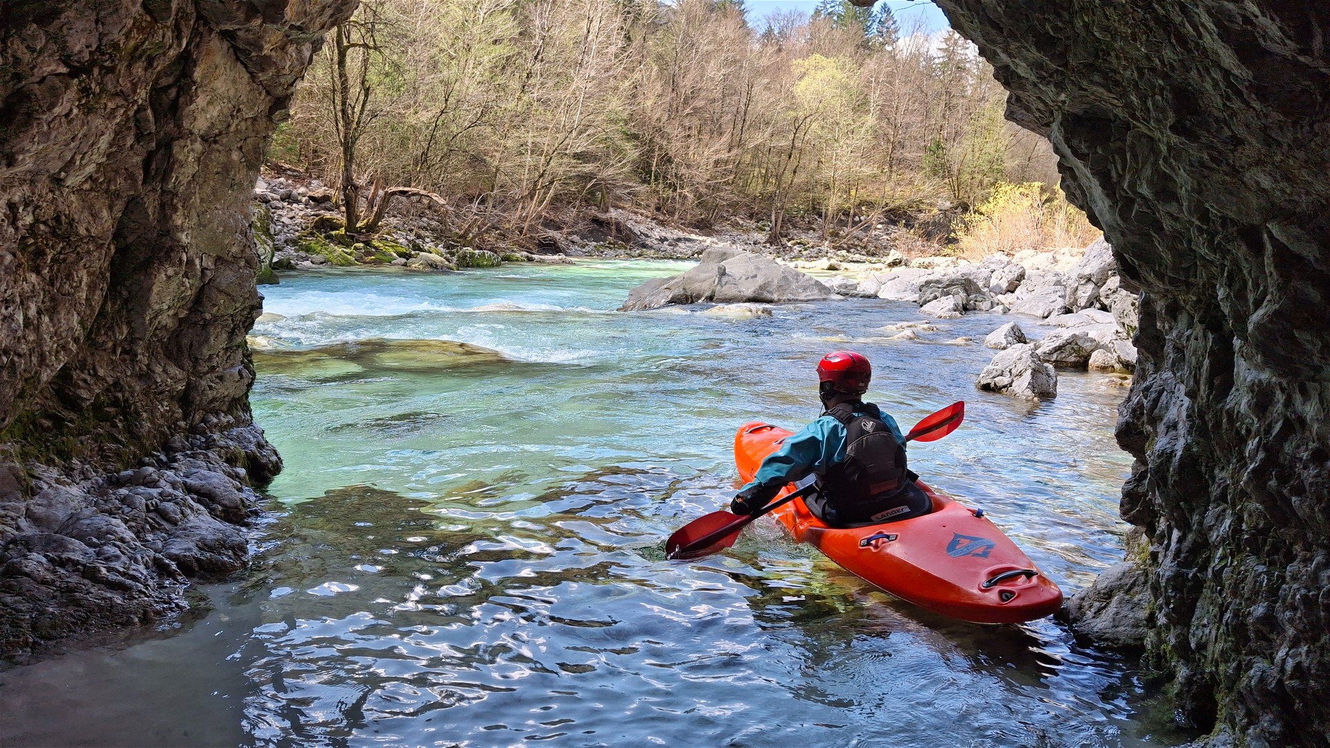 Kajak, Fluss Soča, Abschnitt 2. Klamm - Koritnica (Obere Soča) Ausfahrt Tunnel bei der 3. Klamm 