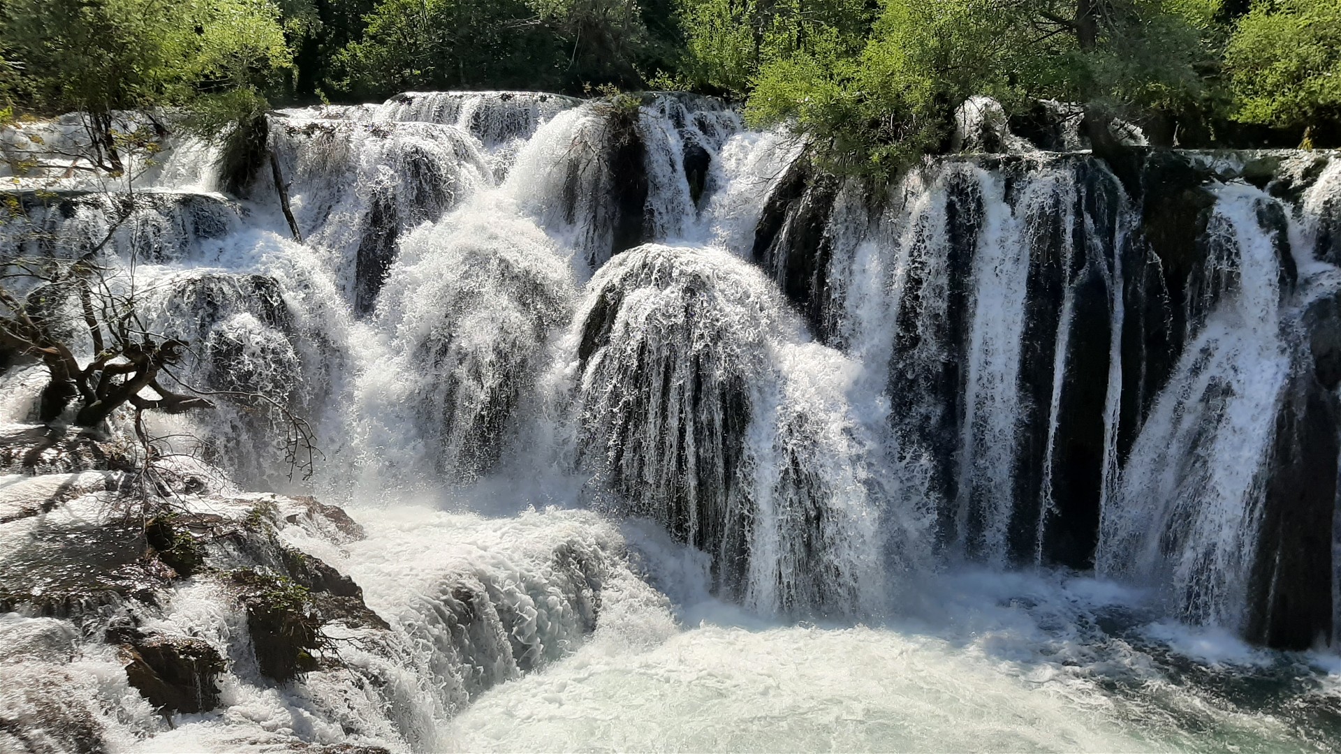 © Thomas R. 18.6.23 Kajak, Fluss Una, Abschnitt Martin Brod - Camp Buk sehenswerte Wasserfälle oberhalb Einstieg