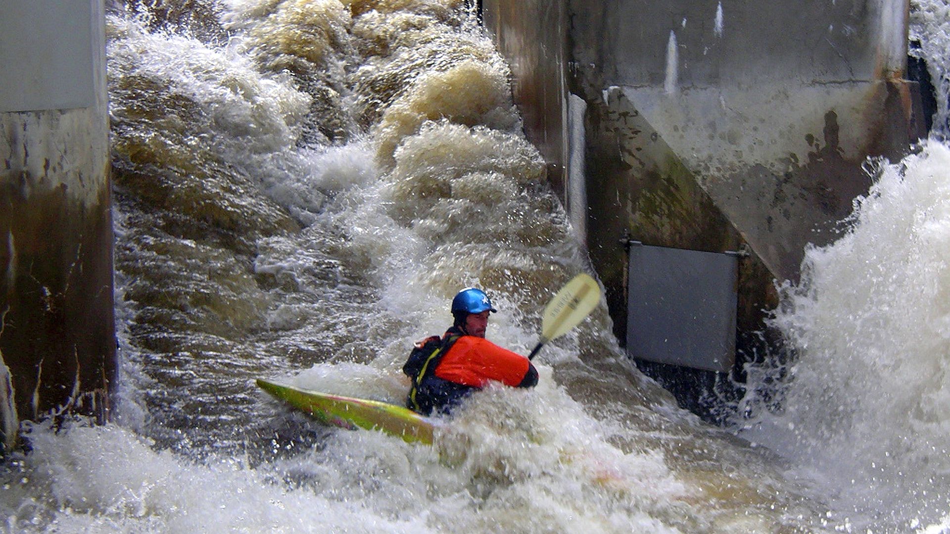 Kajak, Fluss Moldau (Vltava), Abschnitt Slalomstrecke (Teufelsschlucht) durch das Wehr 🛶 Stefan S.