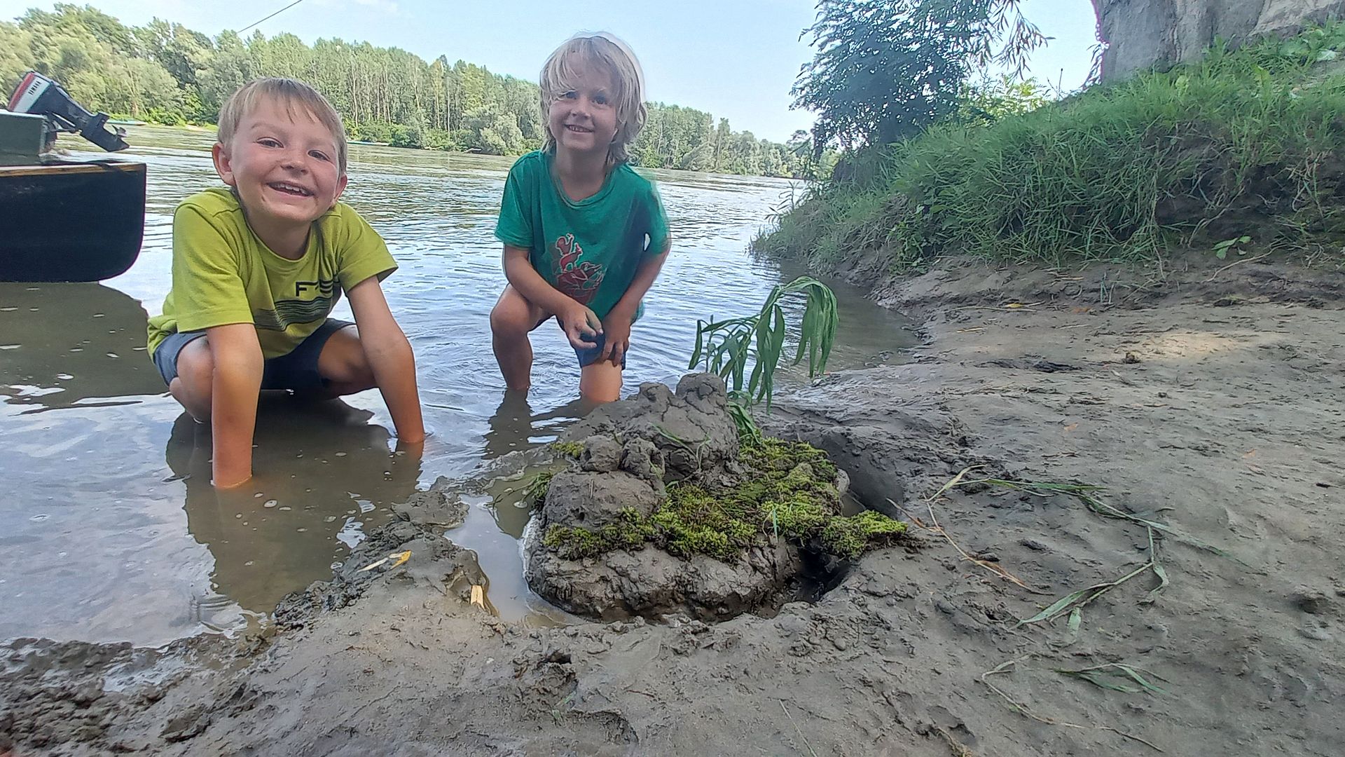 © Dieter K. 21.7.23 Kajak, Fluss Drau (Drava), Abschnitt Őrtilos - Mündung in Donau die 2 jüngsten Teilnehmer nützen jede Pause